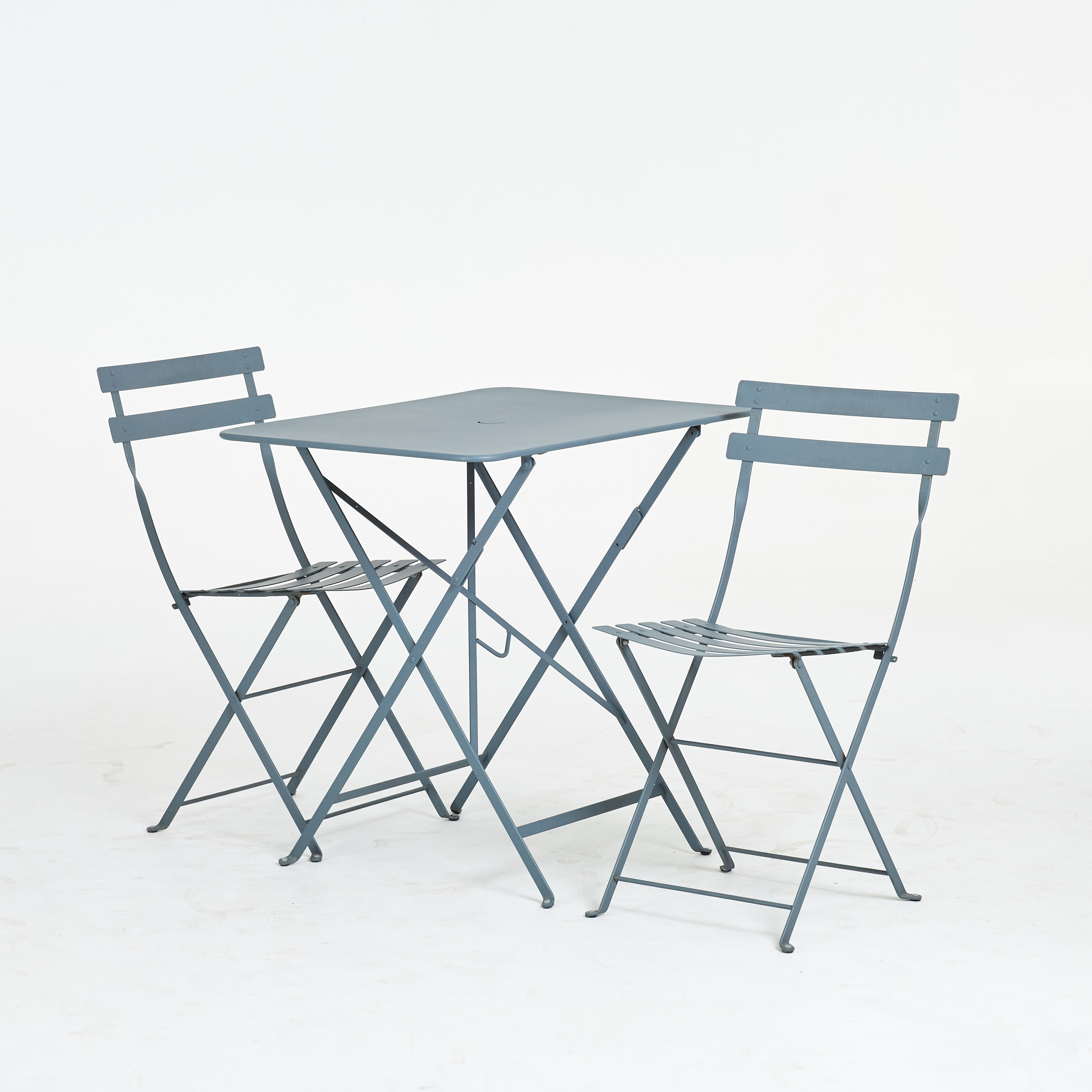 TRÄDGÅRDSBORD samt STOLAR. 3 dlr, "Bistro", Fermob, i grått pulverlackerat stål, samtida.