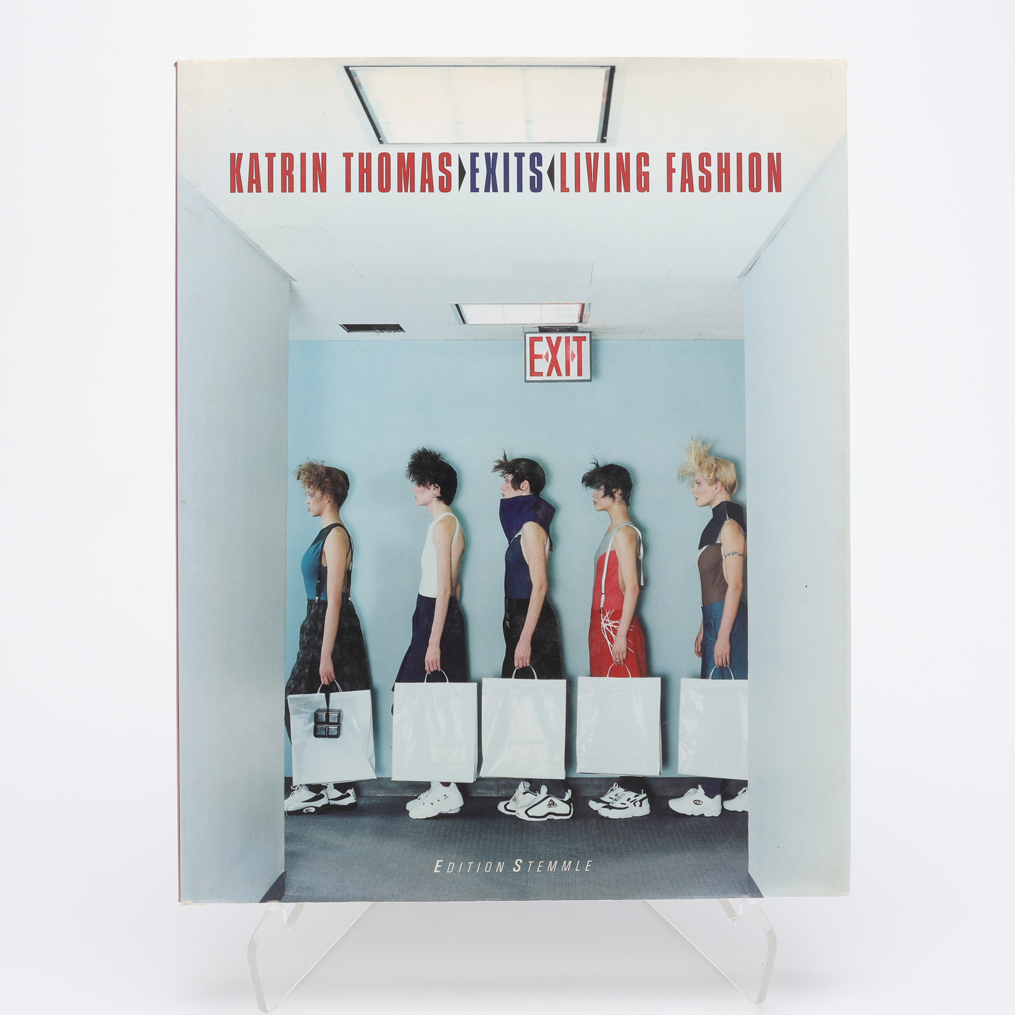 FOTO. DEN TYSKE FOTOGRAFEN KATRIN THOMAS "EXITS: LIVING FASHION", 1999.