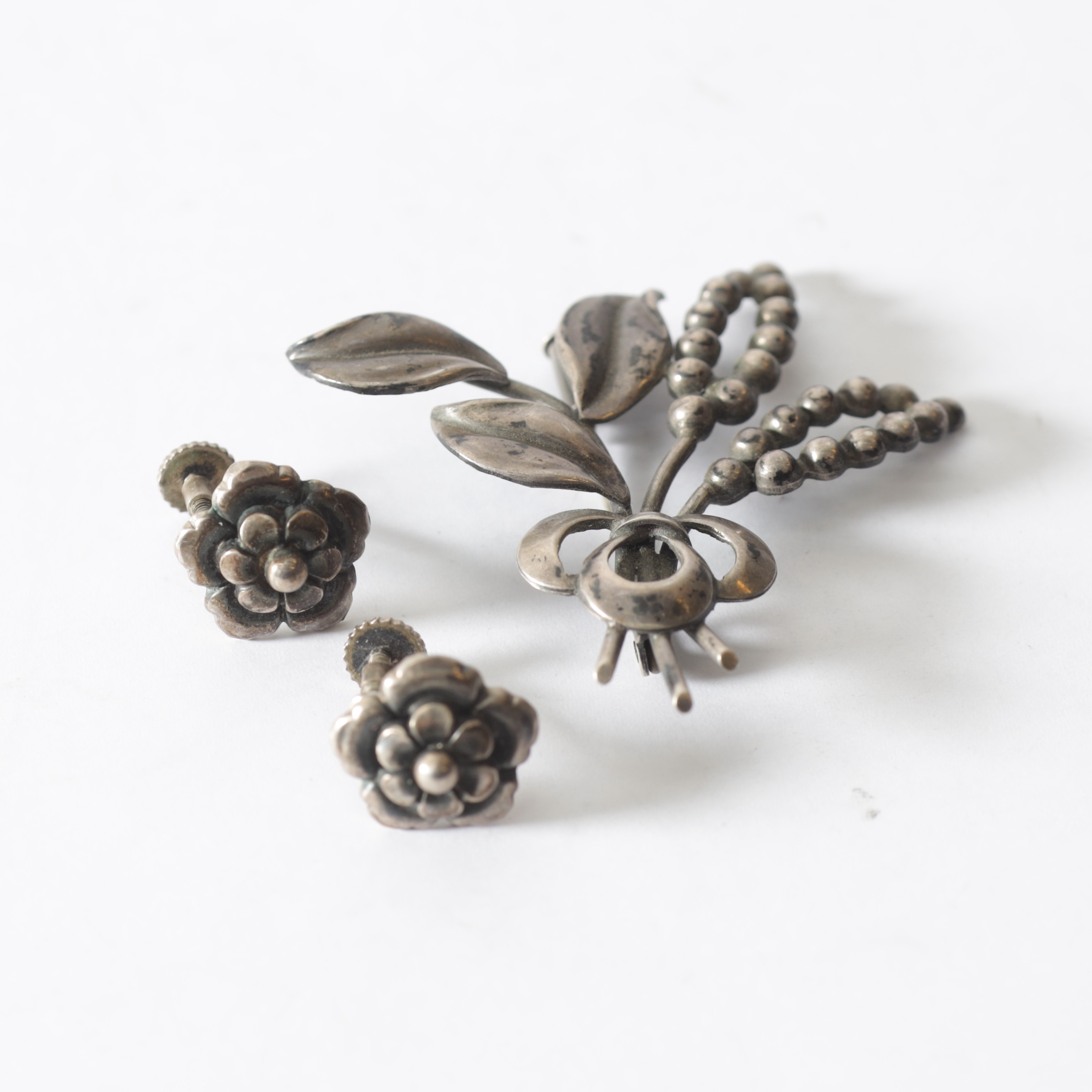 BROSCH & ÖRHÄNGEN, 3 delar, silver, 1900-tal. Totalvikt ca 12,2 gram.