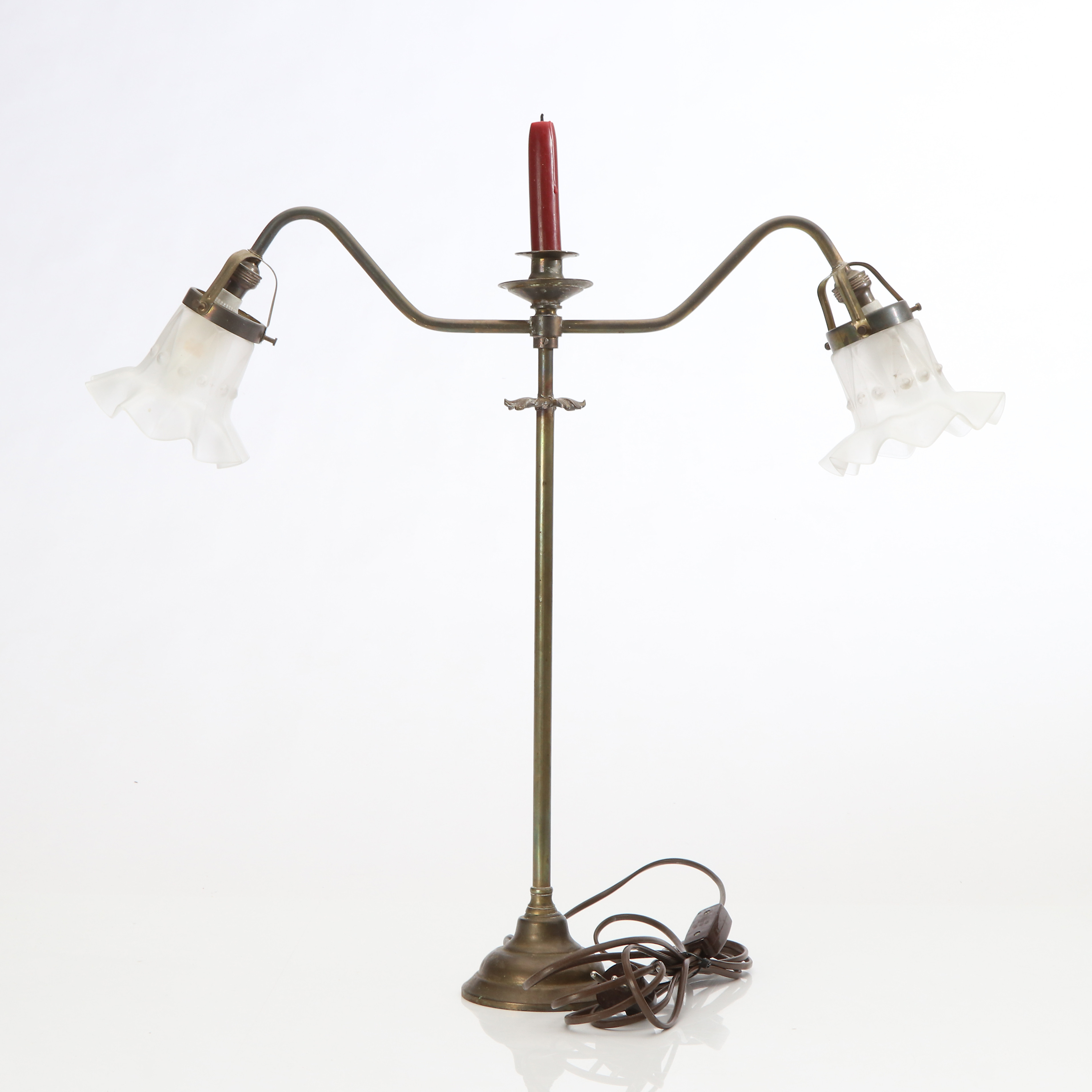 BORDSLAMPA. Mässing med glaskupor och en ljushållare. 1900-talets första hälft.