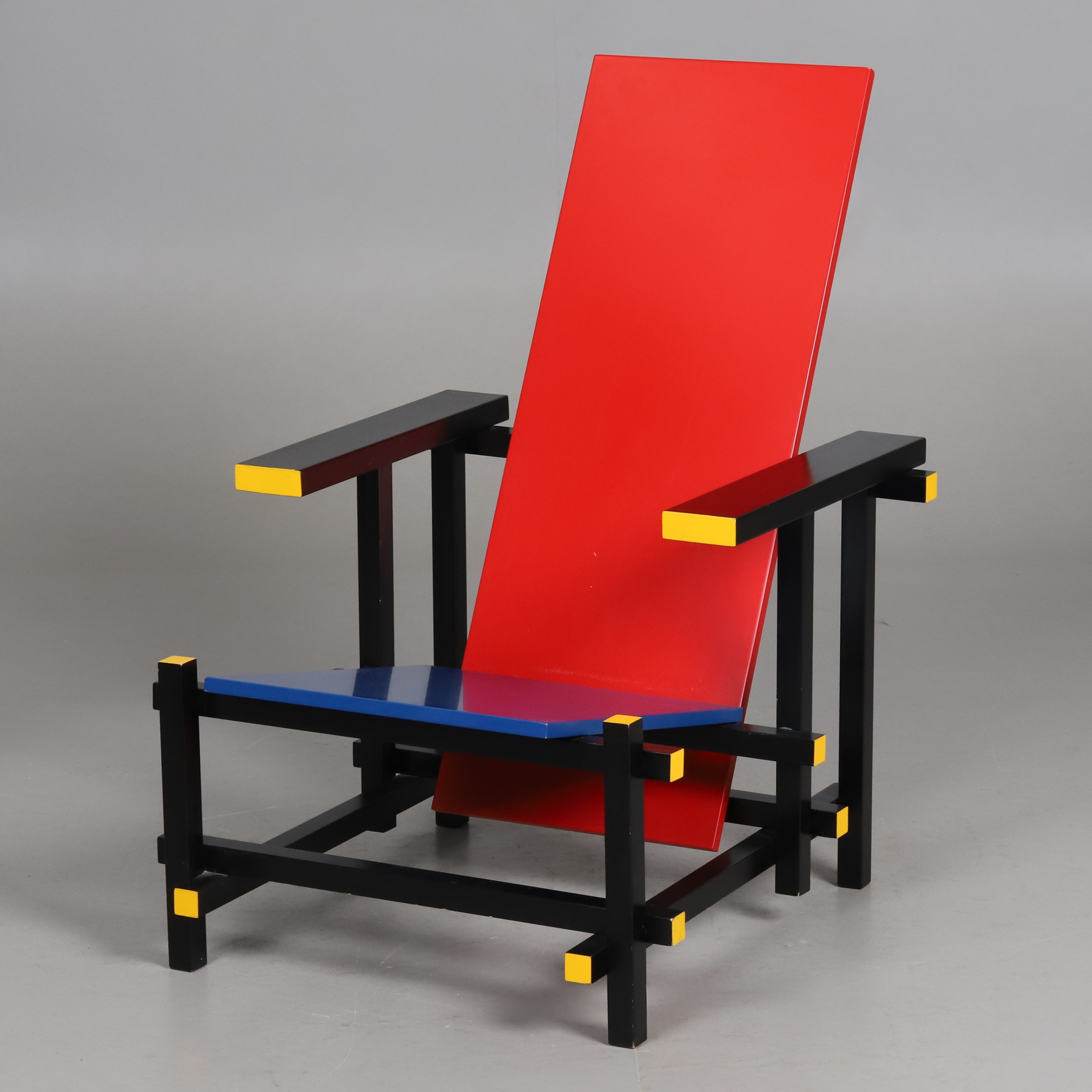 GERRIT RIETVELD. FÅTÖLJ, lackat trä, “Red and blue“, Cassina, Italien, formgiven 1918-19, 1900-talets senare del.