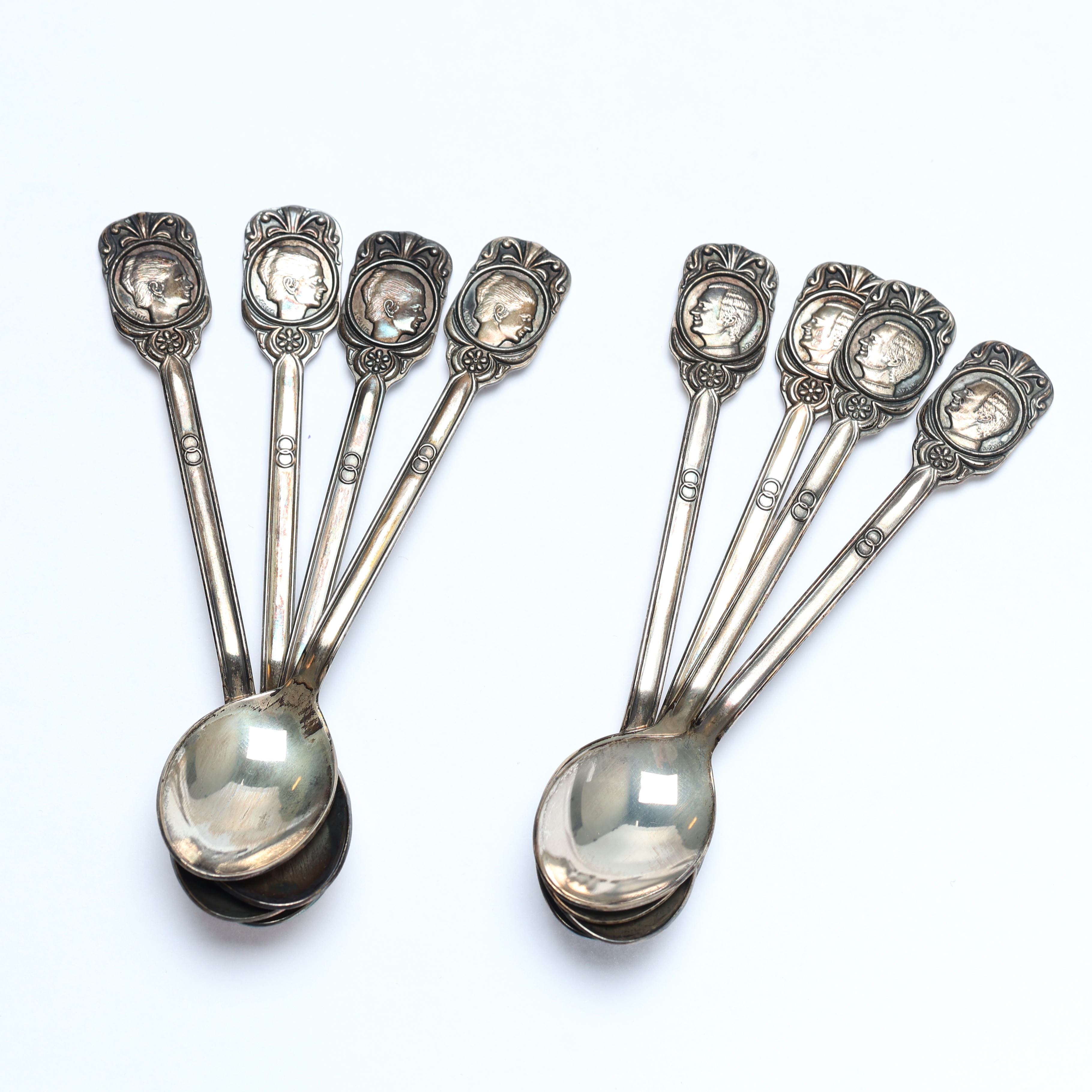 KAFFESKEDAR, 8 stycken, silver med porträtt av Carl XVI Gustaf och Silvia, Sporrong, 1976, ca 110 gram.