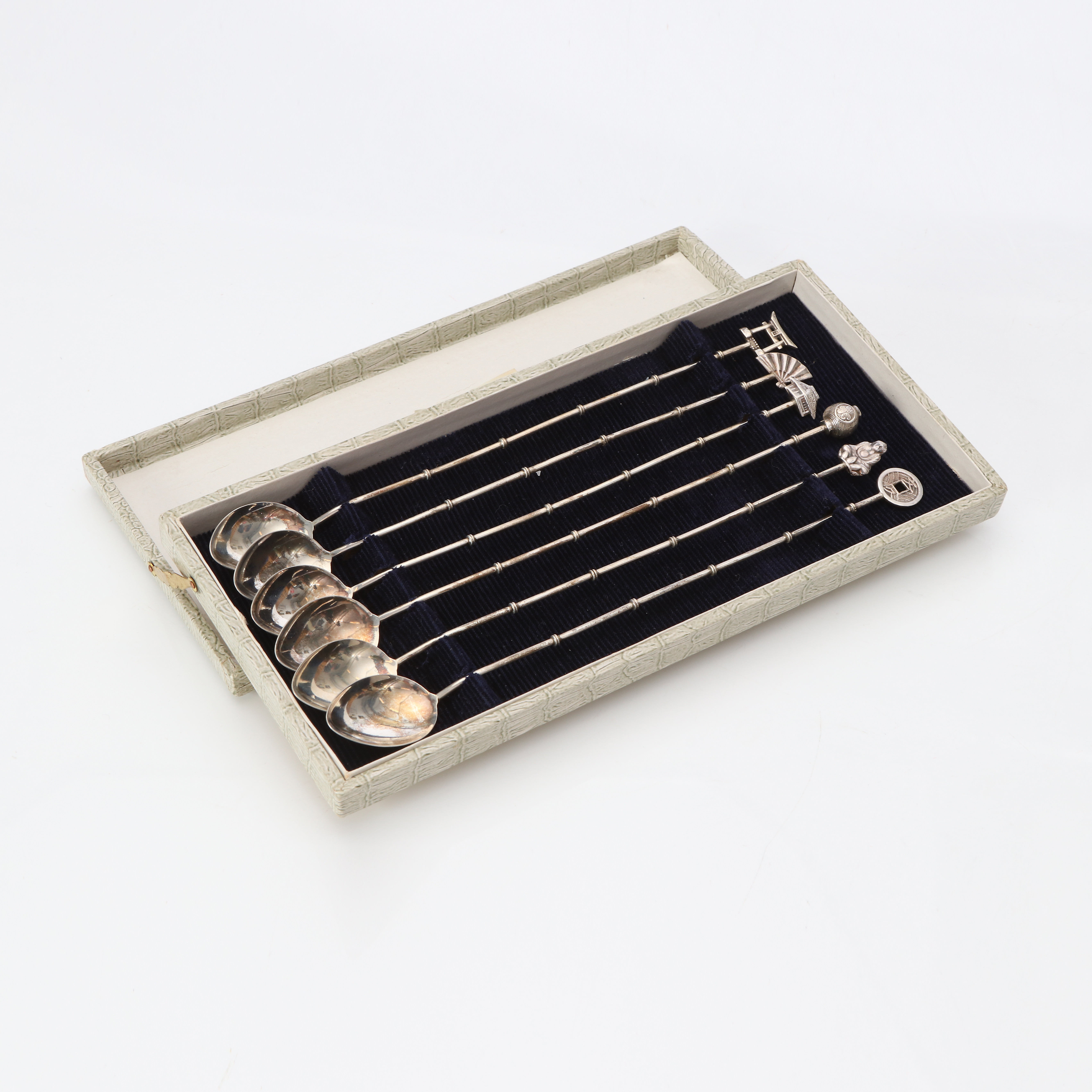DRINKSKEDAR, SEX ST. Stelingsilver. Japan, 1900-tal. Vikt ca 50 gram.