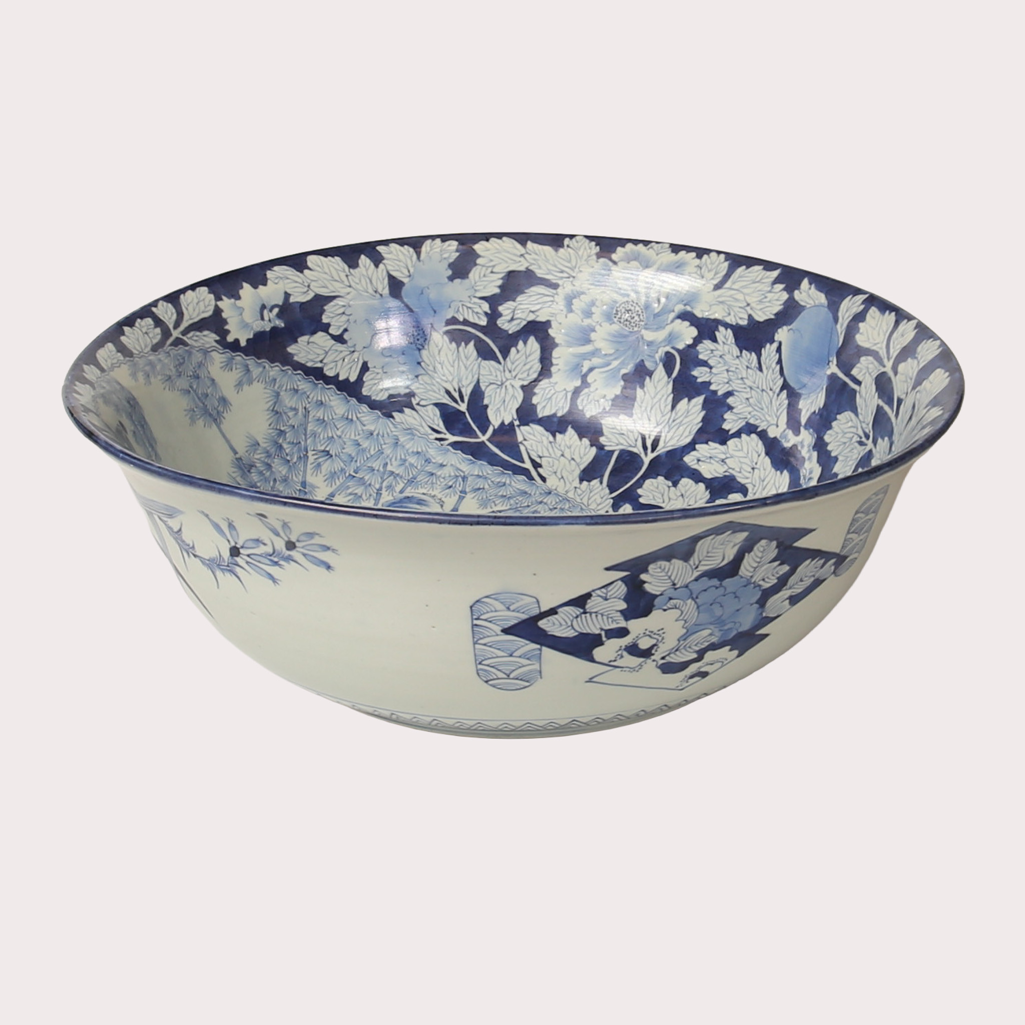 STOR DJUP SKÅL, porslin, underglasyrblått måleri, trädgårdsmotiv vid del av byggnad. Japan, Meiji (1868-1912).