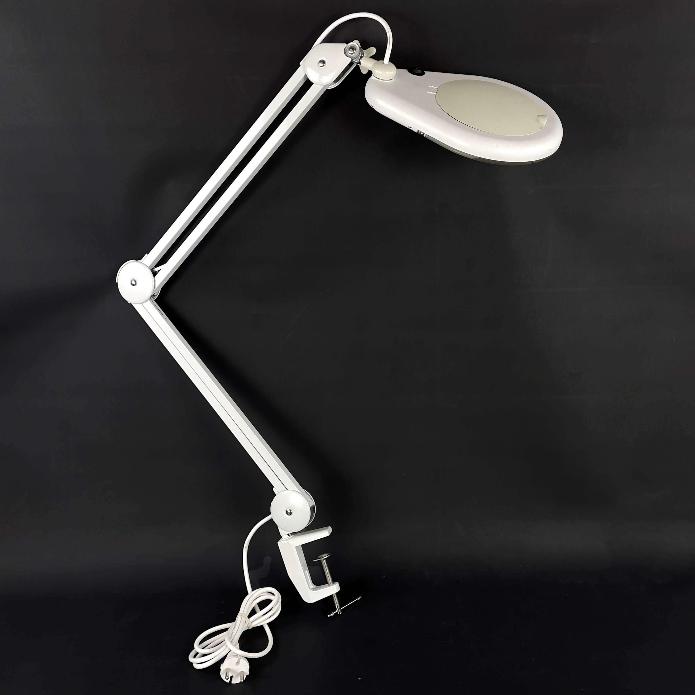 BORDSLAMPA MED FÖRSTORINGSGLAS, modell nr 8066D2.