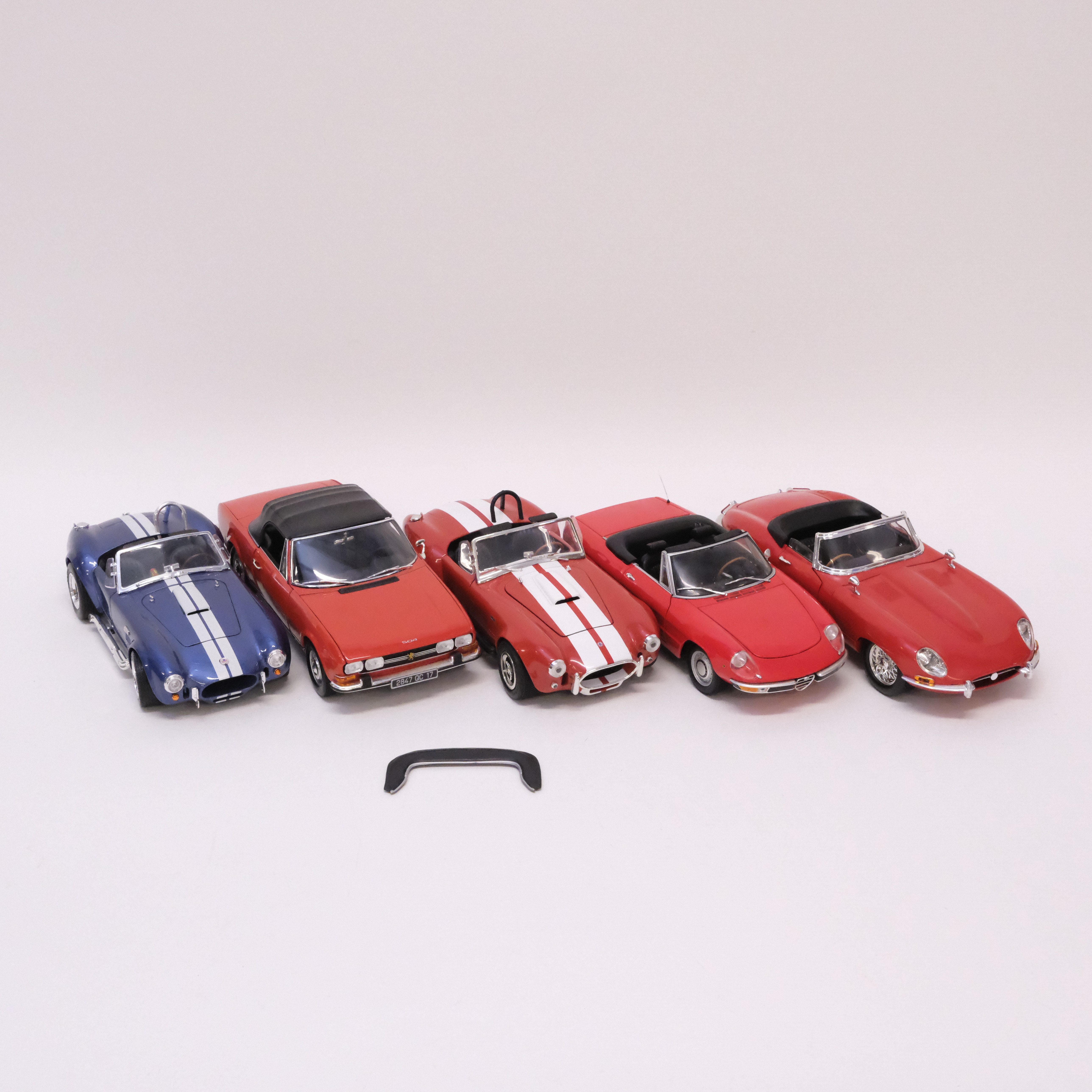 FEM MODELLBILAR. RC2, PAULS MODEL ART, NOREV, ROADLEGENDS OCH ERTL. SKALA 1:18.