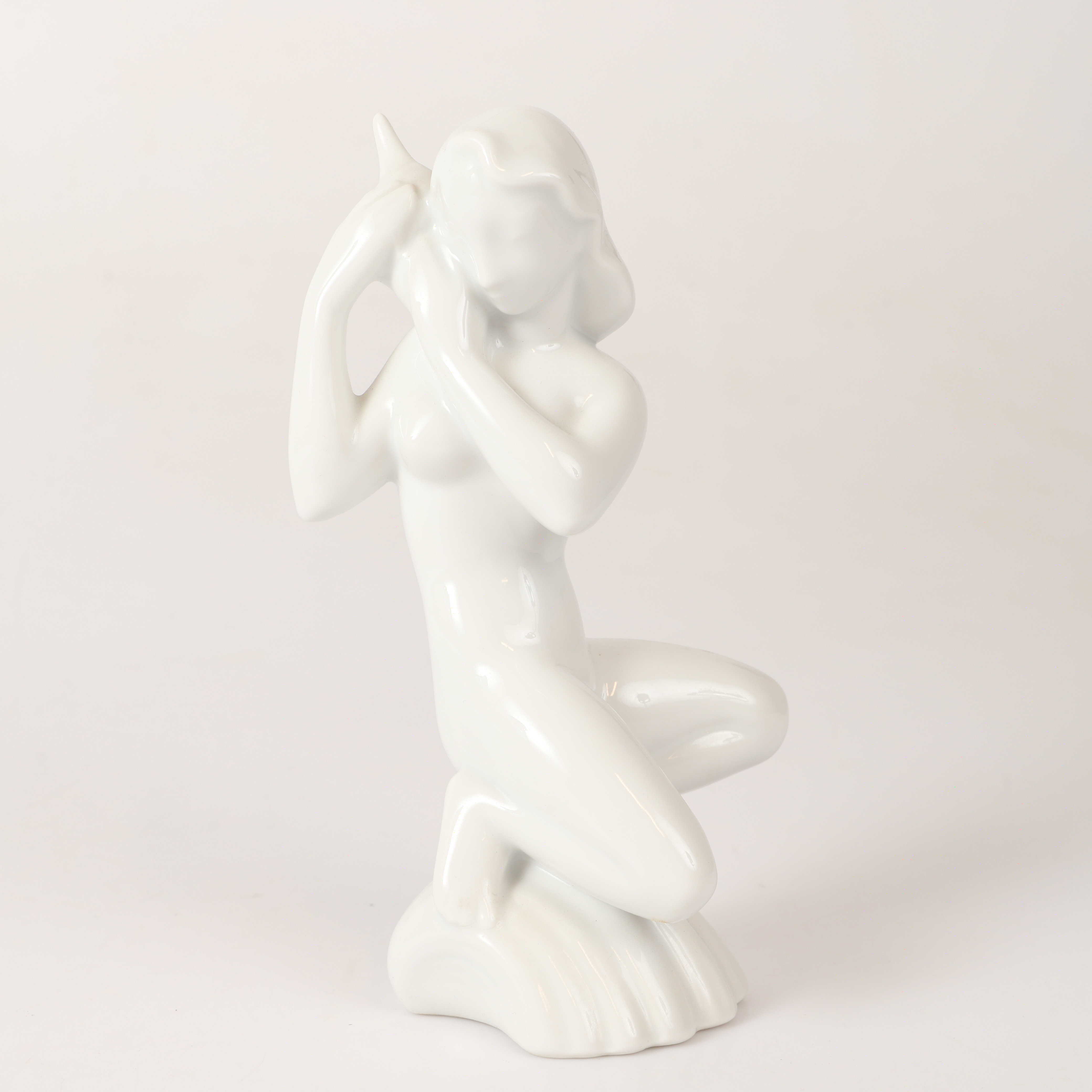 EVA STAEHR NIELSEN (1911-76). Figurin, kvinna med snäcka, porslin, Upsala-Ekeby/Karlskrona.