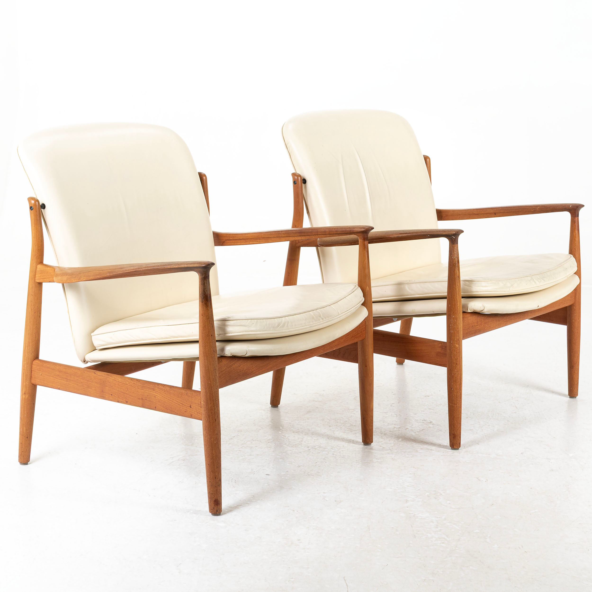 FINN JUHL. Fåtöljer, ett par, teak, skinnklädsel, France & Daverkosen, Danmark.