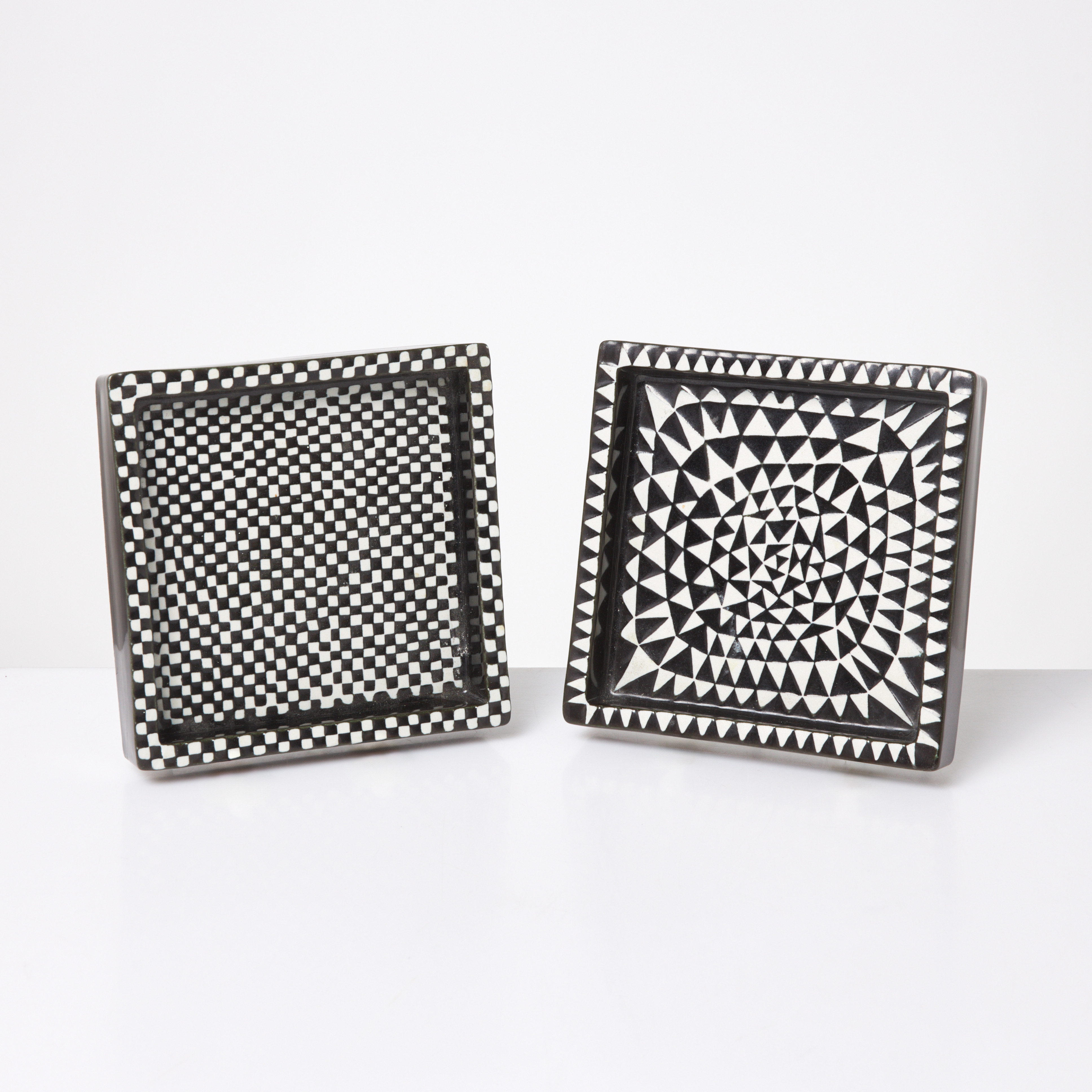STIG LINDBERG. fat, 2 styck, "Domino", Gustavsberg.