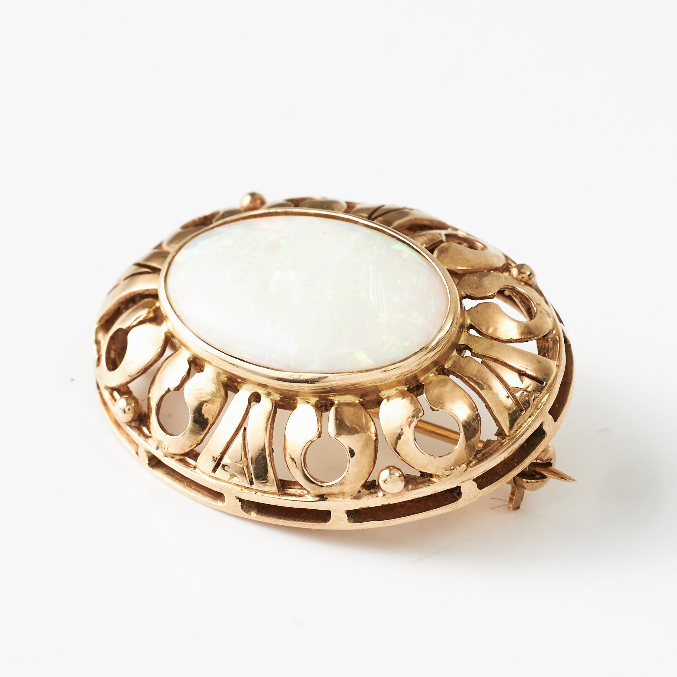 BROSCH, 18 k guld, oval cabochonslipad vit opal, ram med geometrisk dekor samt 4 granulater, Guldsmedsfirman Länken, Laurent, Stockholm 1977.