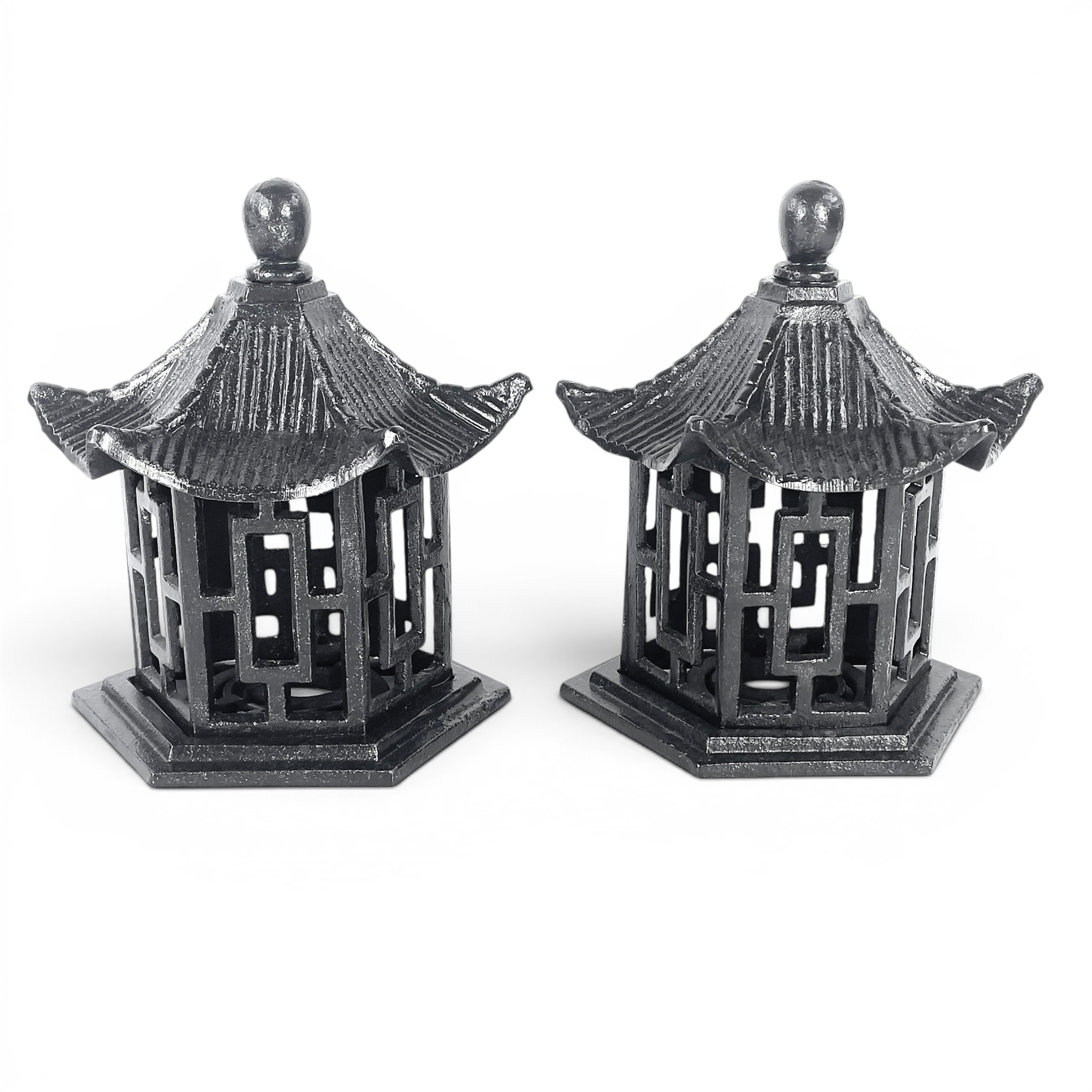 LJUSLYKTOR, ett par. Pagodmodell, gjutjärn, 1900/2000-tal.