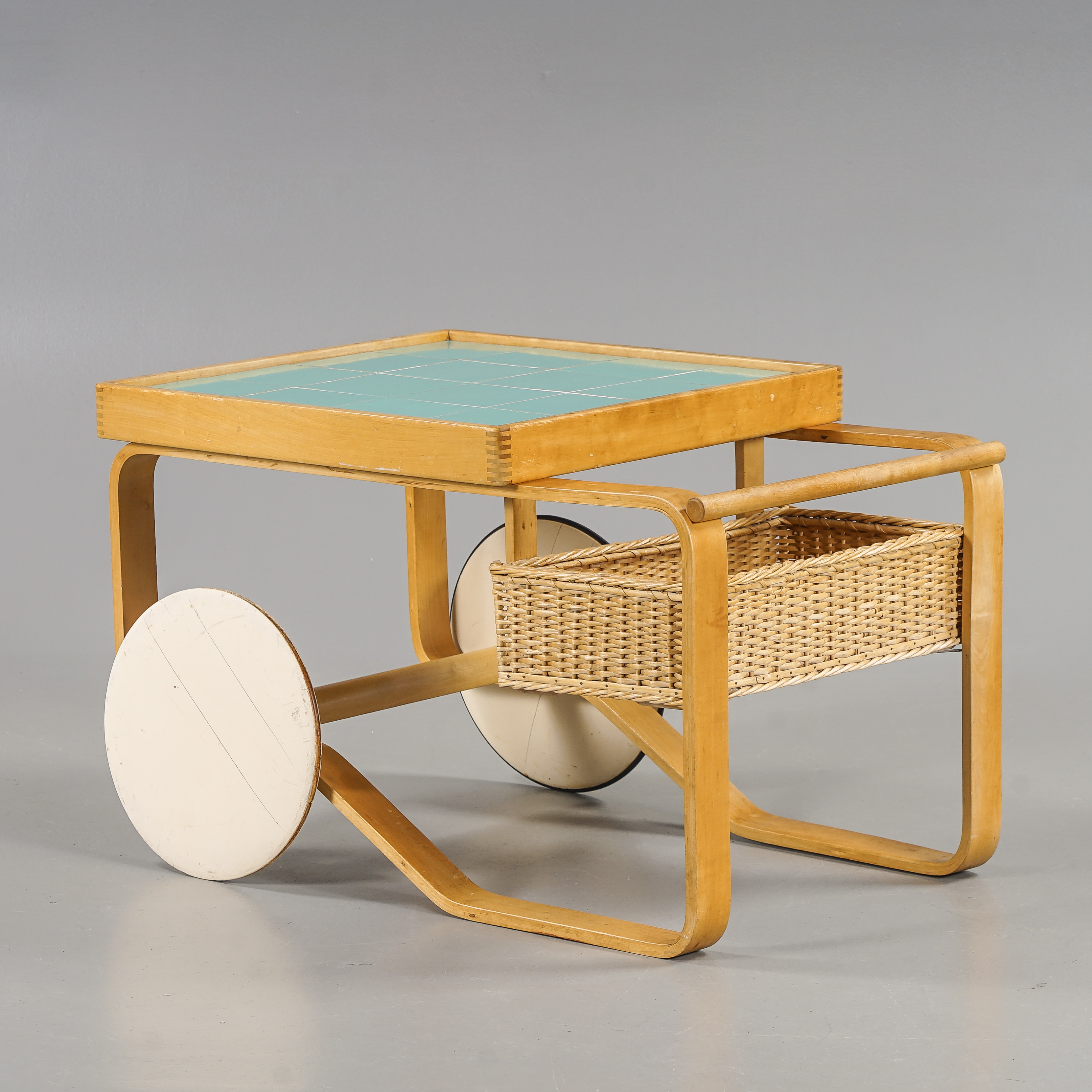 ALVAR AALTO. Serveringsvagn "Modell 900" Björk, kakelplattor från Fiskars, korg i rotting, Artek, Hedemora, Sverige 1940-tal.