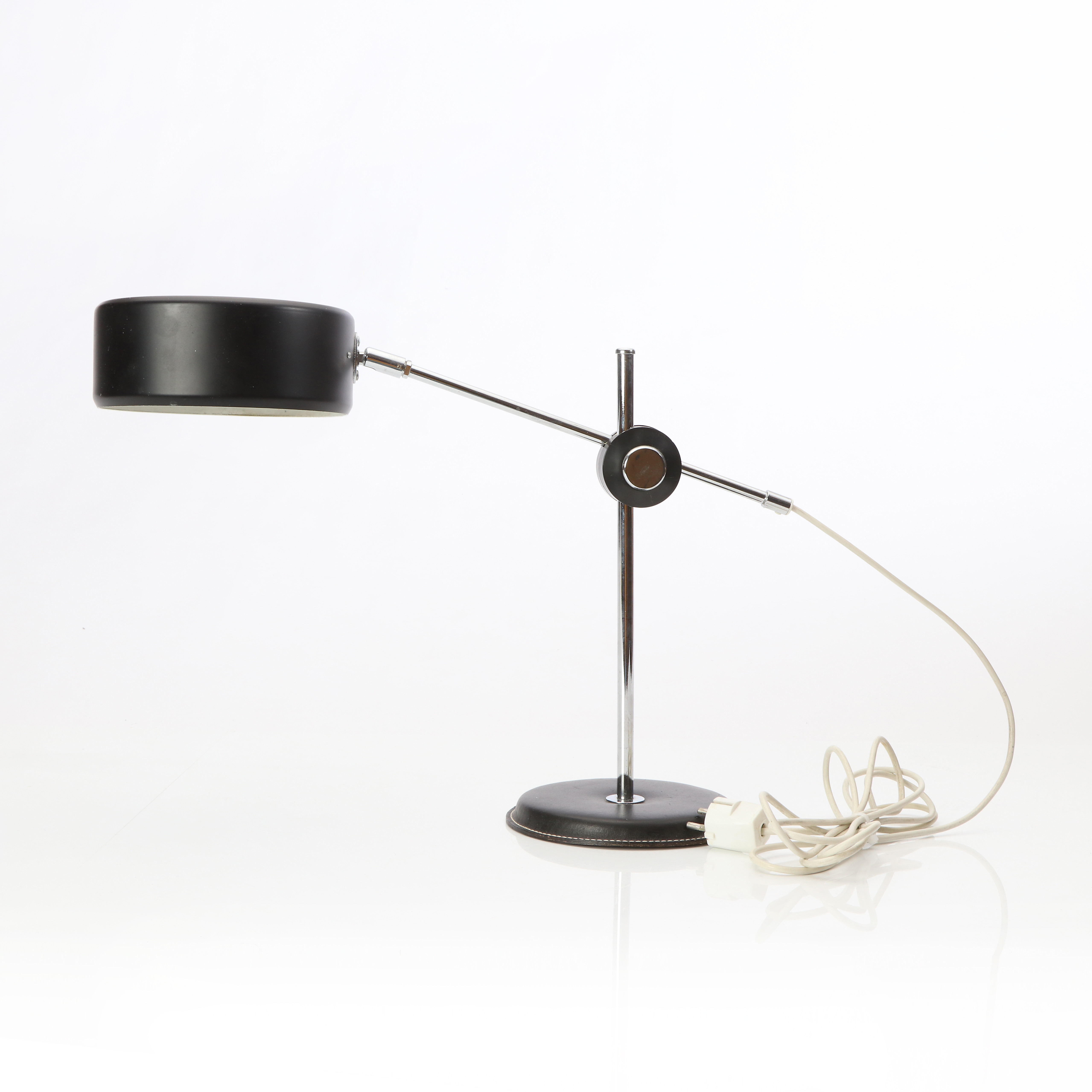 ATELJE LYKTAN, BORDSLAMPA. Lackerad och förerkomad metall med skinnklädd fot. 1900-talets andra hälft.