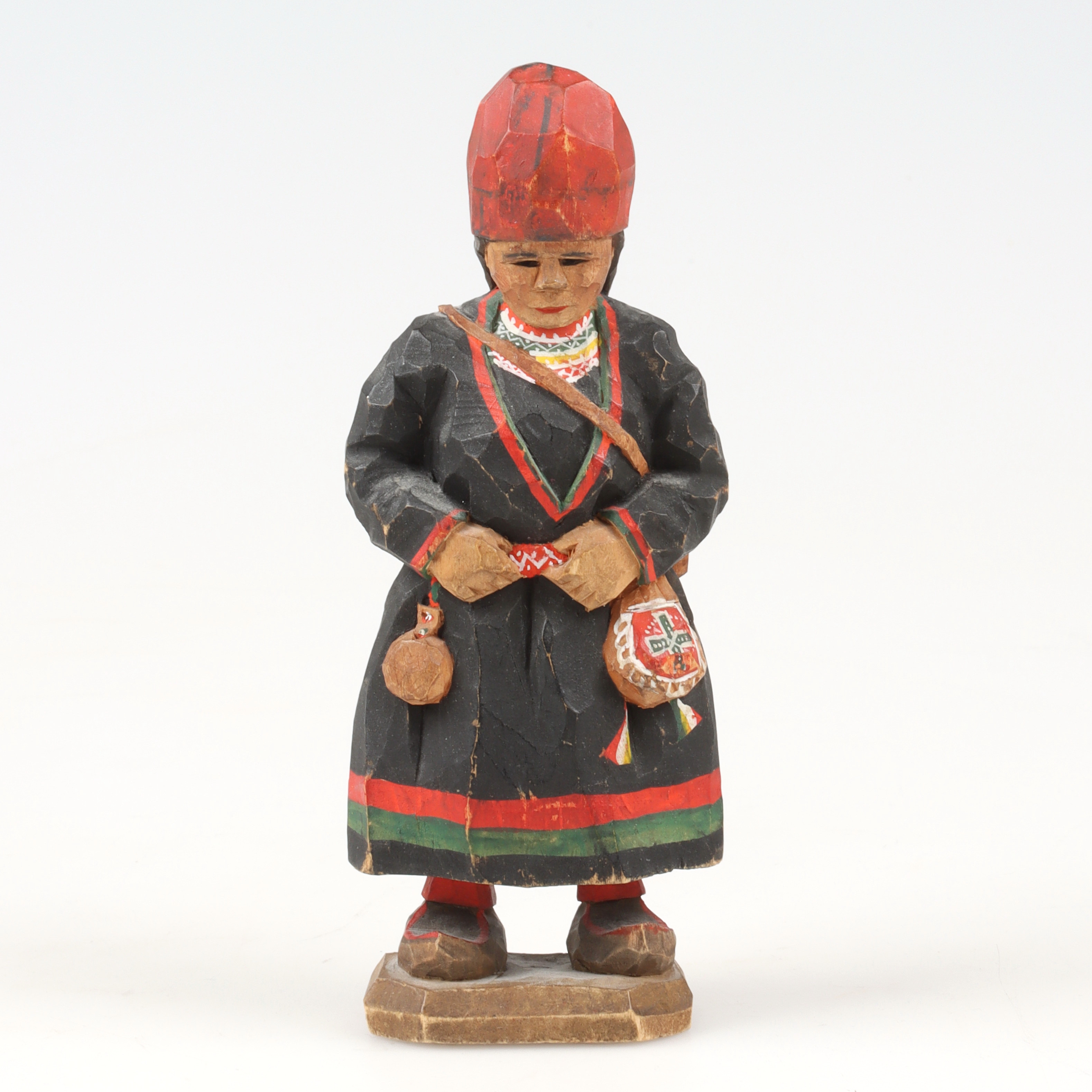 TORBORG LINDBERG KARLSSON. Figurin, samekvinna, monogramsignerad.