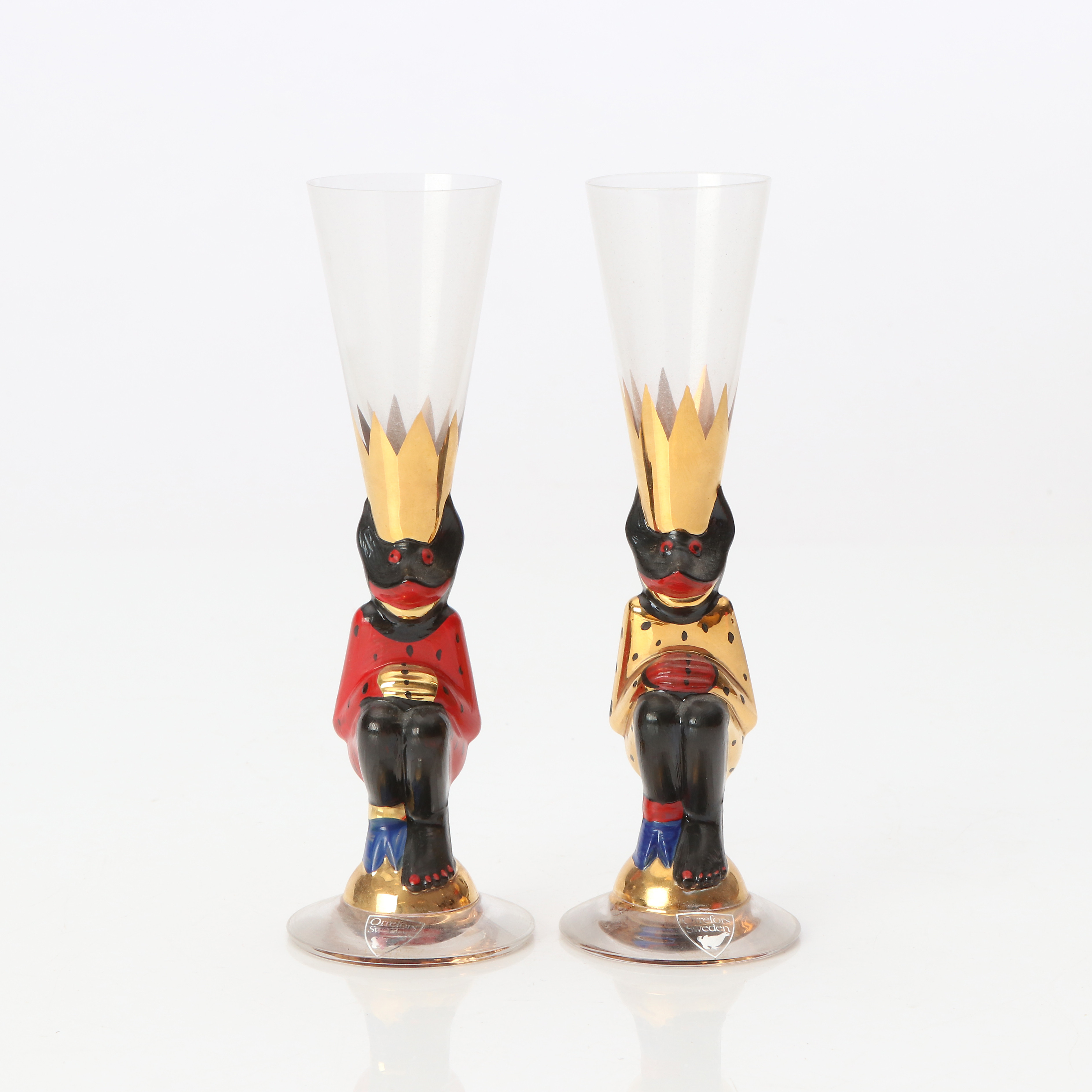 GUNNAR CYRÉN. SNAPSGLAS, ETT PAR. Glas med bemålad och förgylld dekor. Snapsdjävlar. Orrefors. Ur Nobelsservisen.