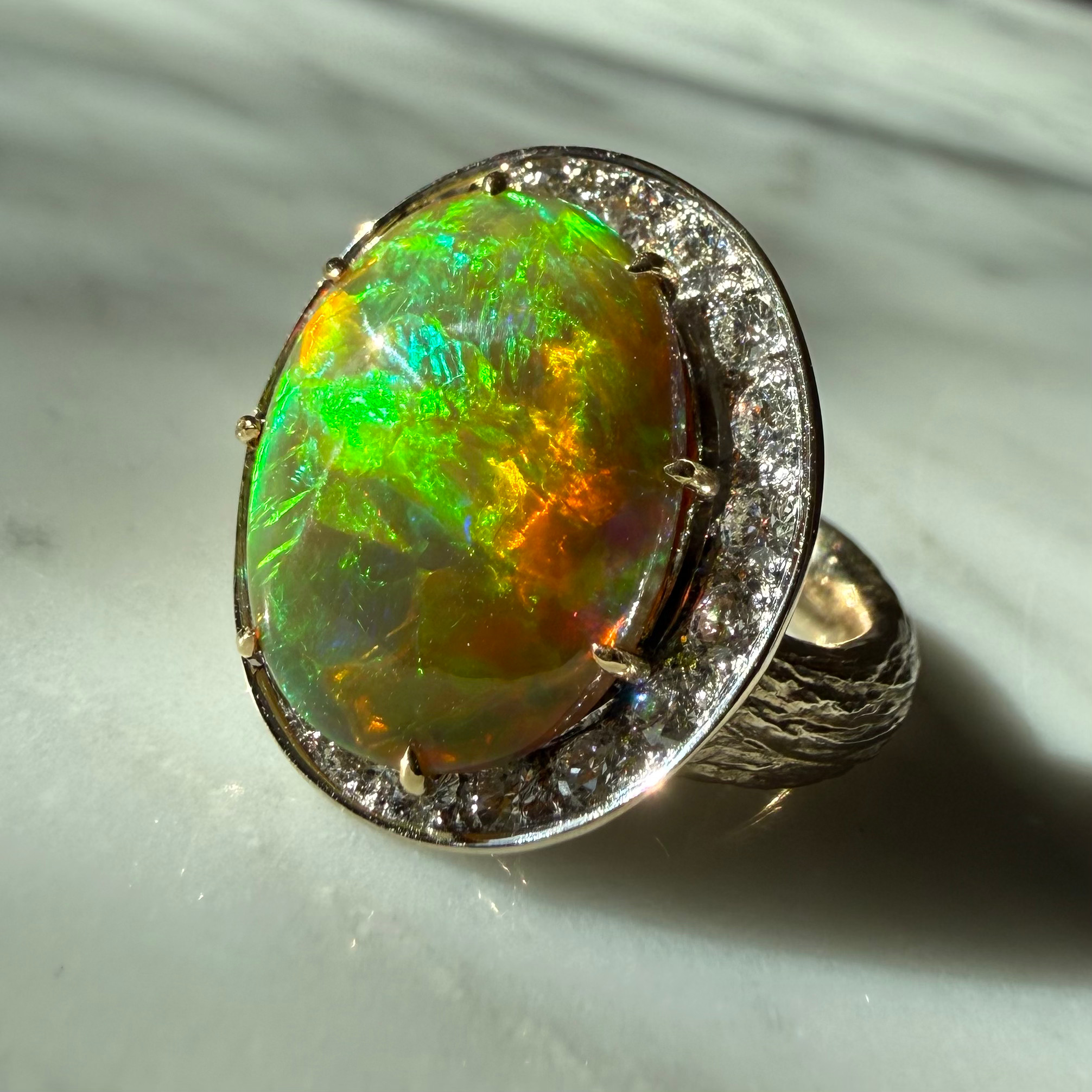 OPALRING 18K med diamanter 12,1 g.