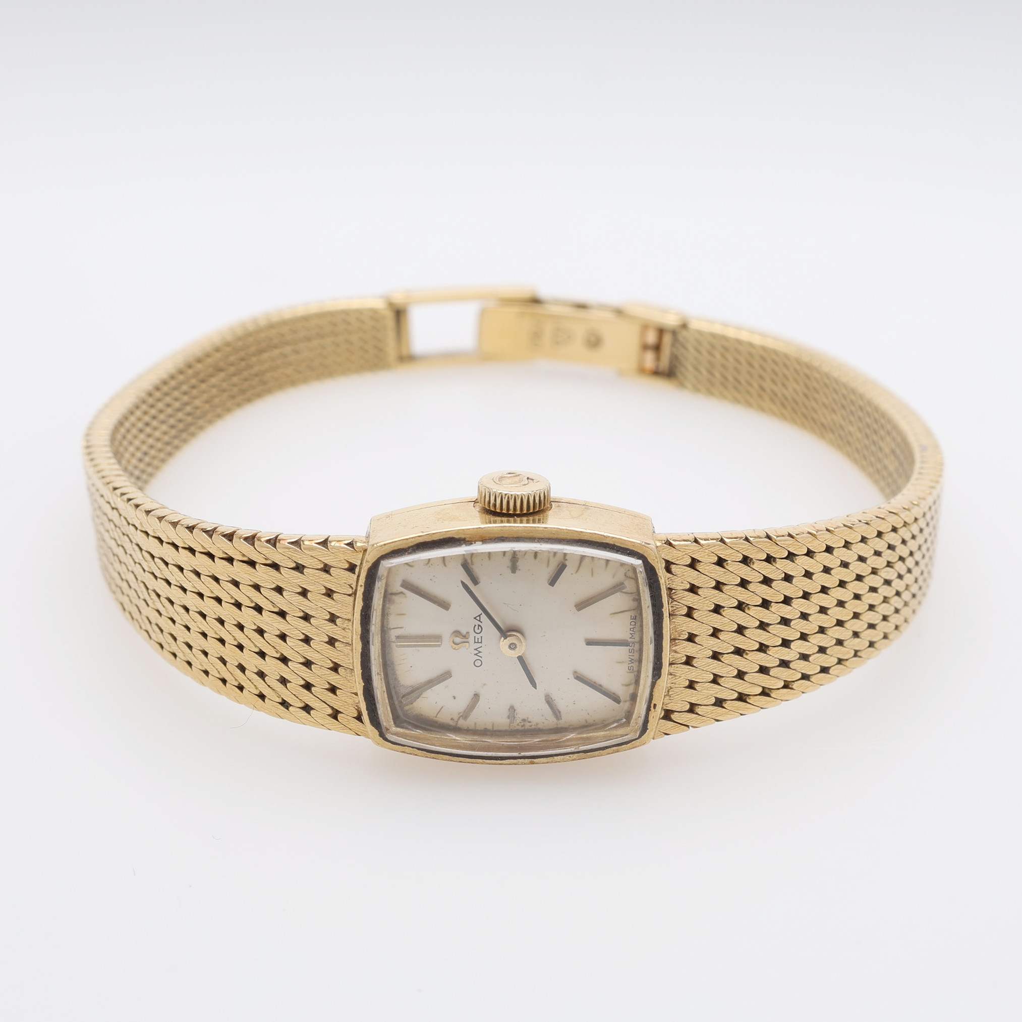 DAMARMBANDSUR, 18K GULD I BOETT & LÄNK, OMEGA, TOTALT CIRKA 35,4 GRAM.