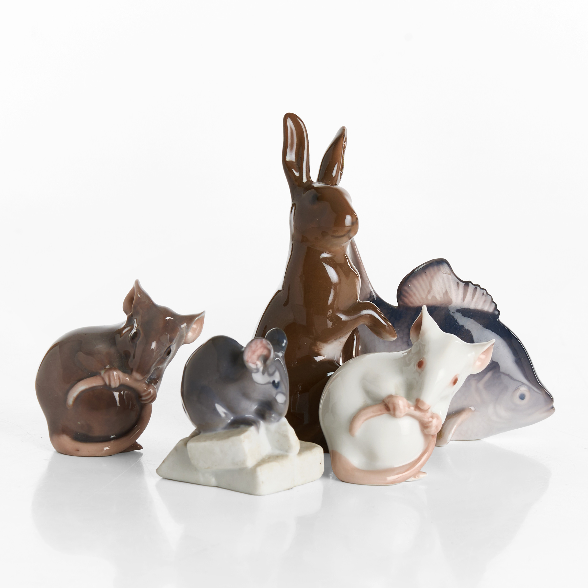 FIGURINER, 5 st, djur i miniatyr, porslin, Royal Copenhagen samt Bing & Grøndahl, Danmark.