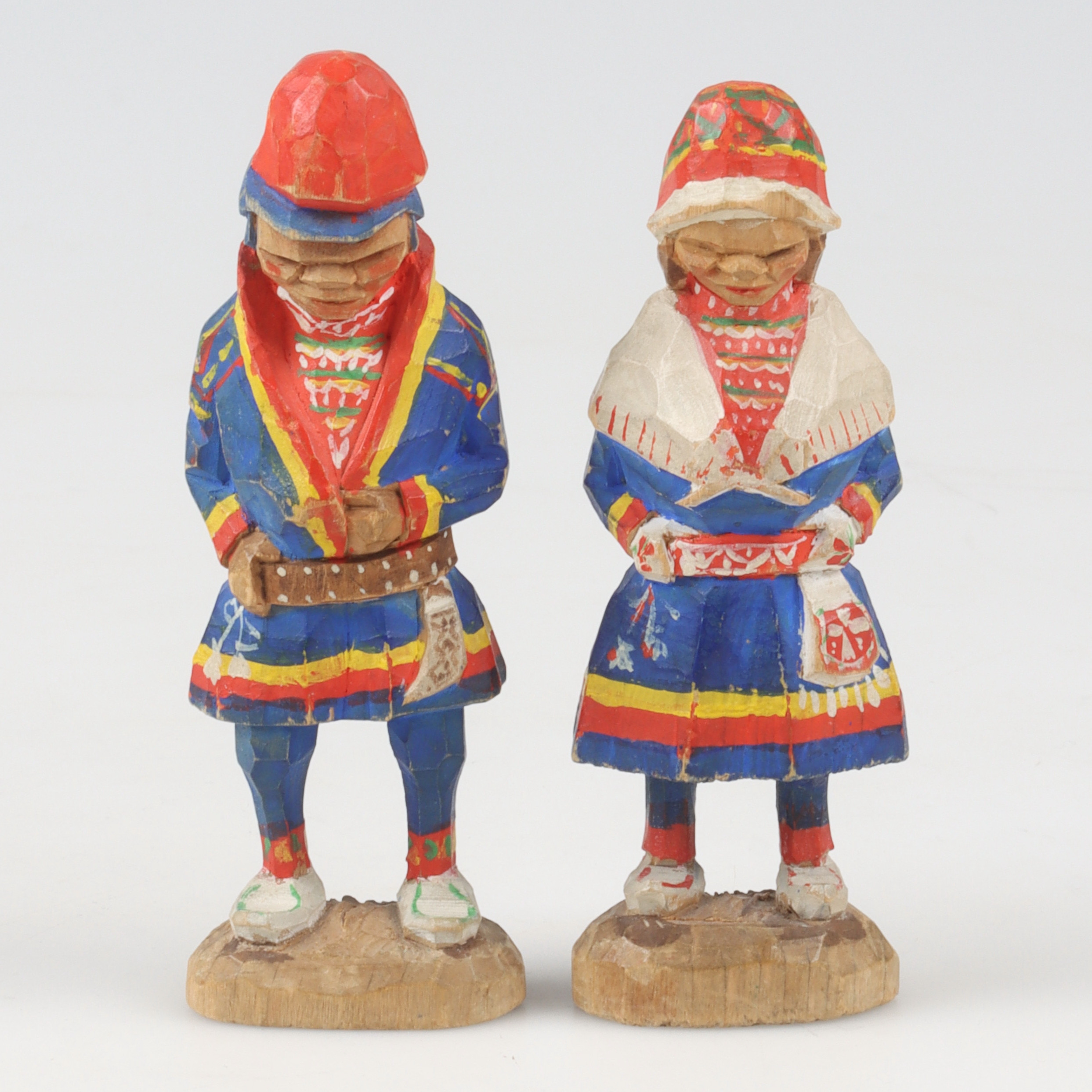 GEORG JONSSON. Figuriner, ett par samer, monogramsignerade.