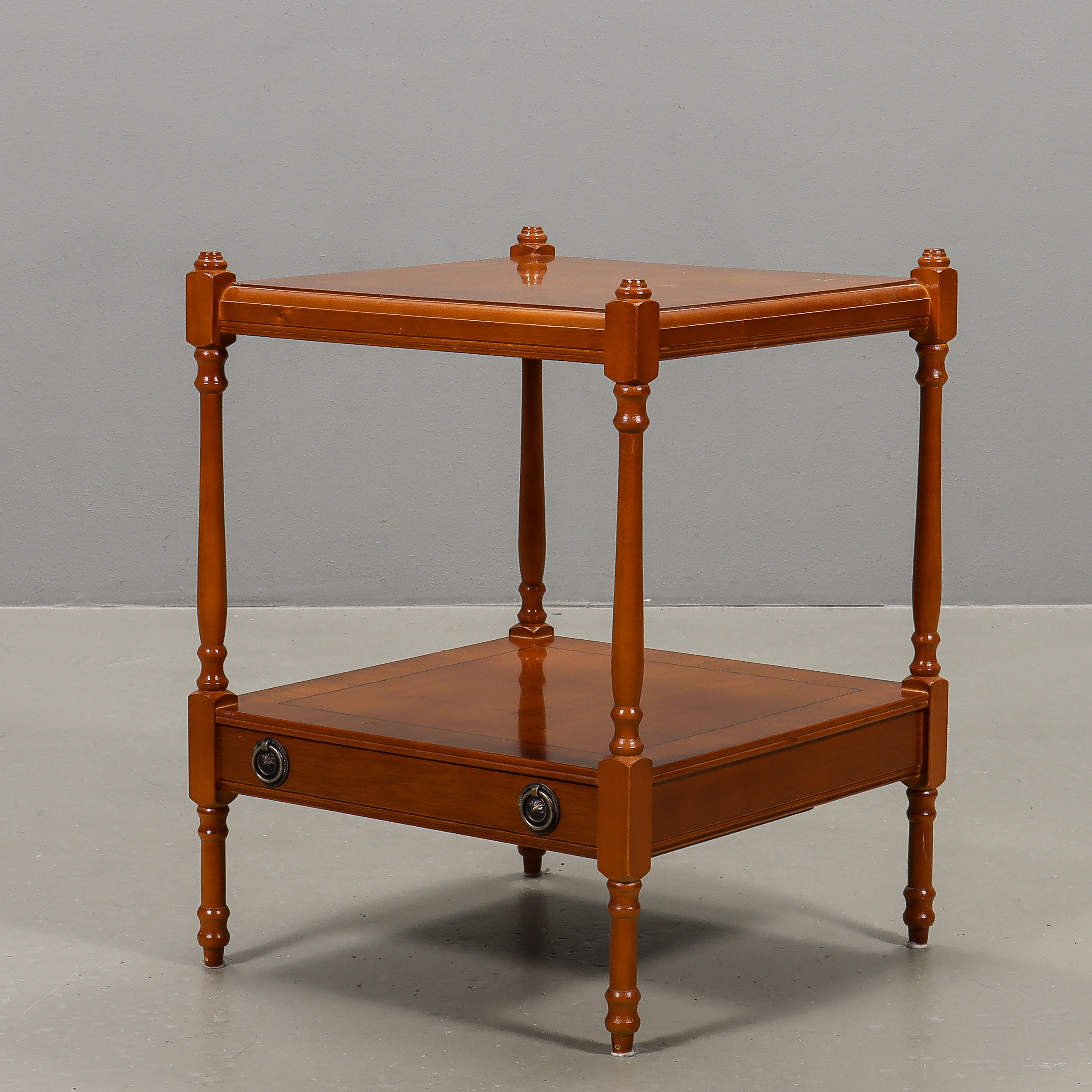 ETAGEBORD Engelsk stil, idegran, 1900-talets andra hälft.