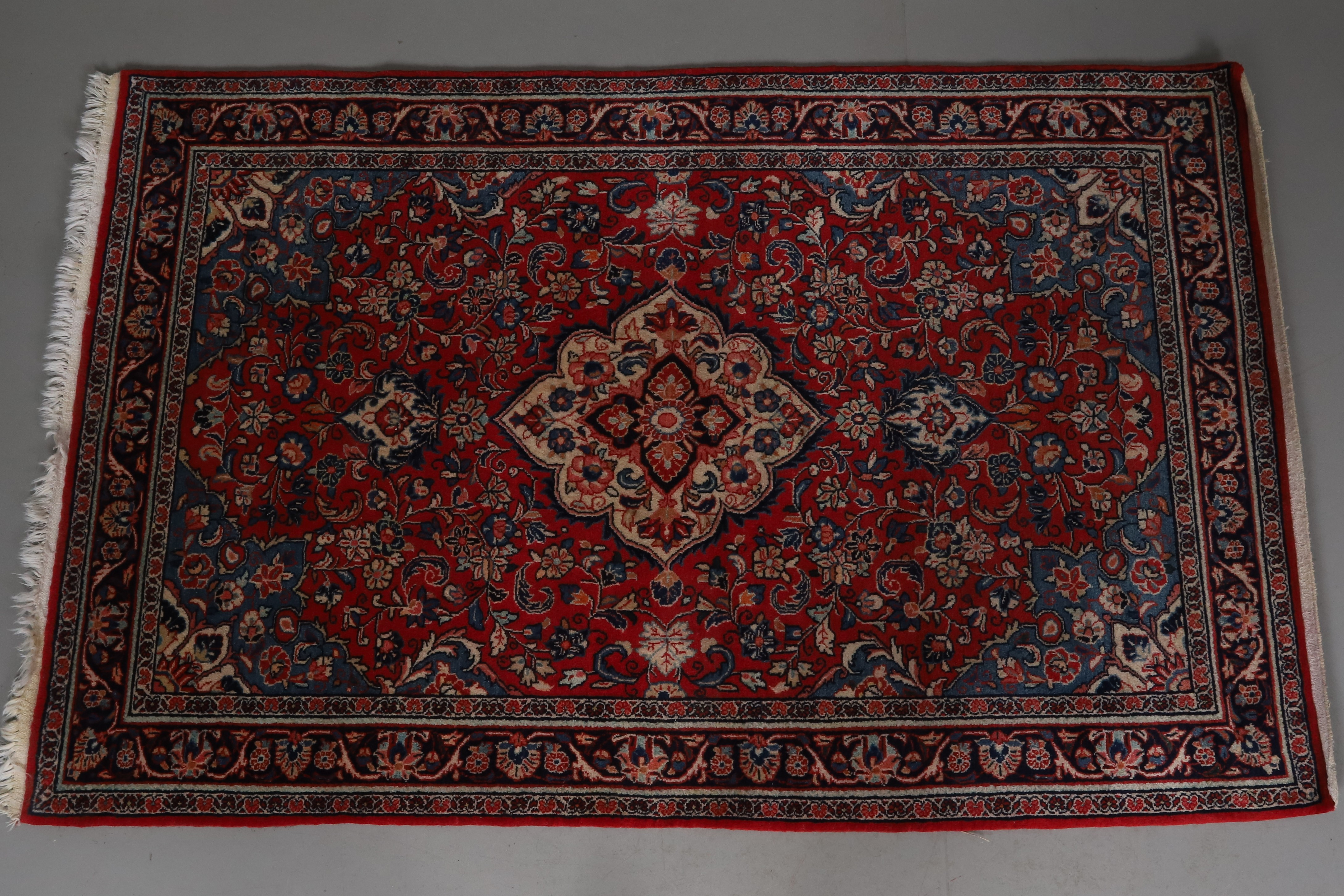 MATTA. Orientalisk. Blomster mot röd botten, 132 x 211 cm.