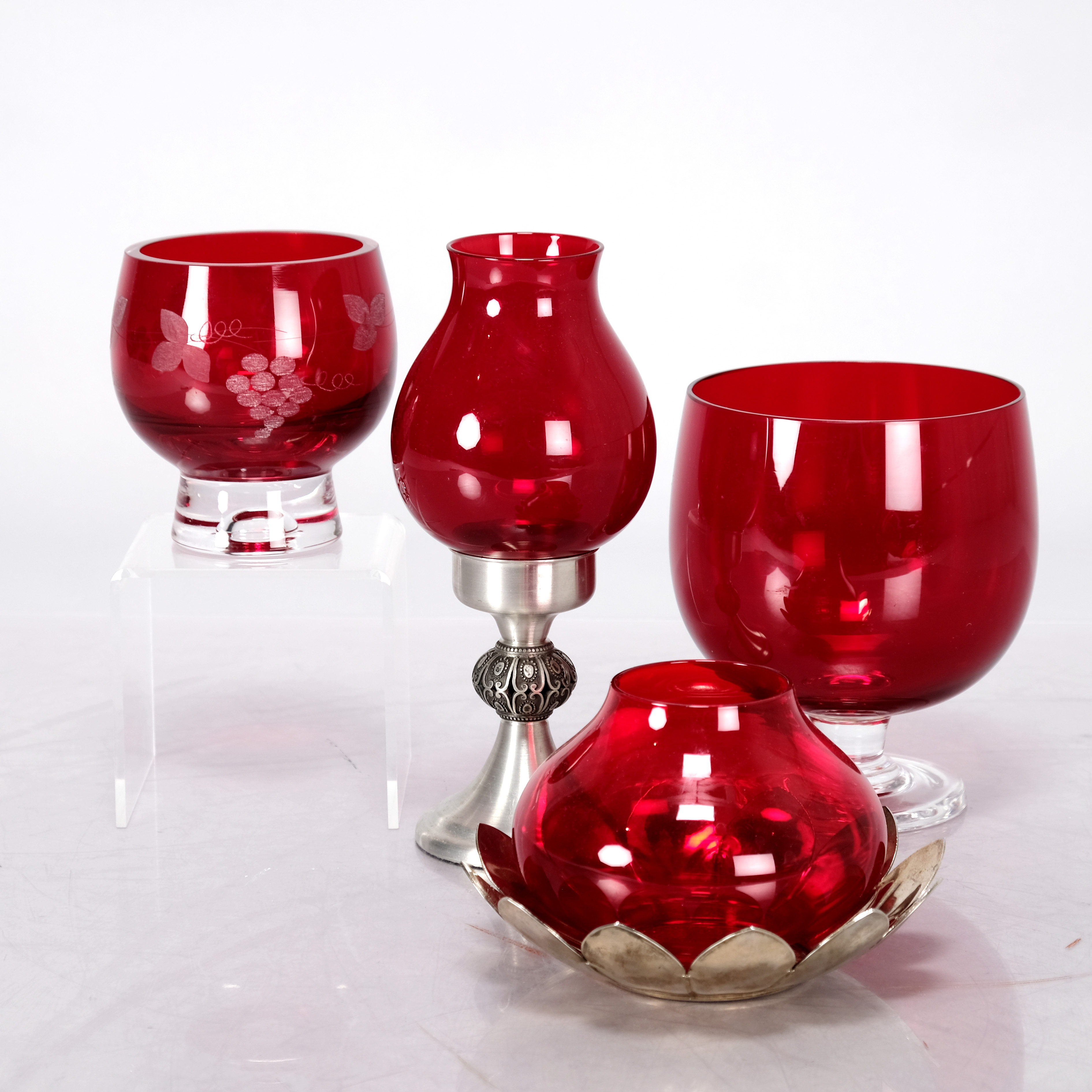 Röda Skålar/Ljusstakar. Glas och metall/järn. 4 delar.