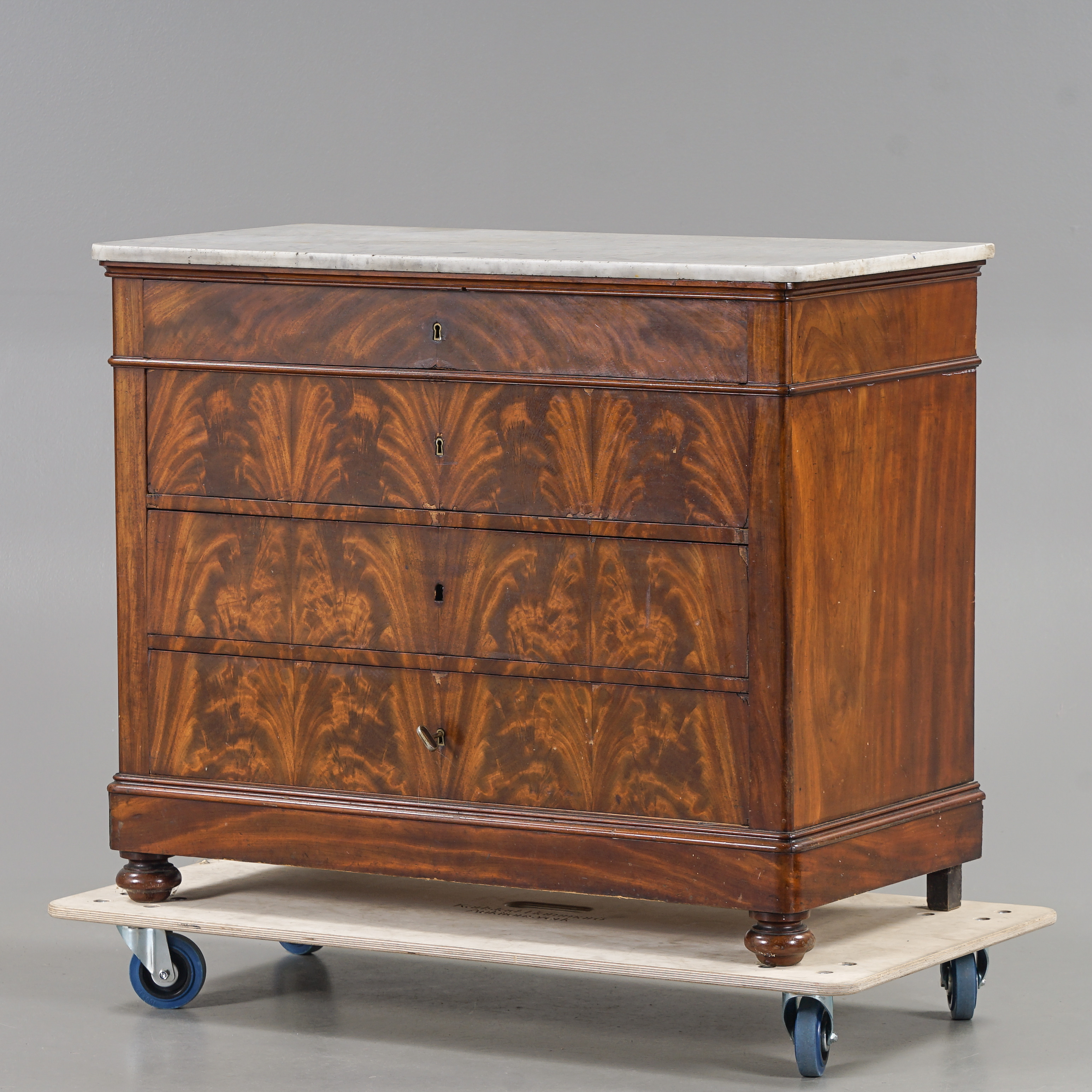 BYRÅ Mahogny, marmorskiva, 1800-talets andra hälft.