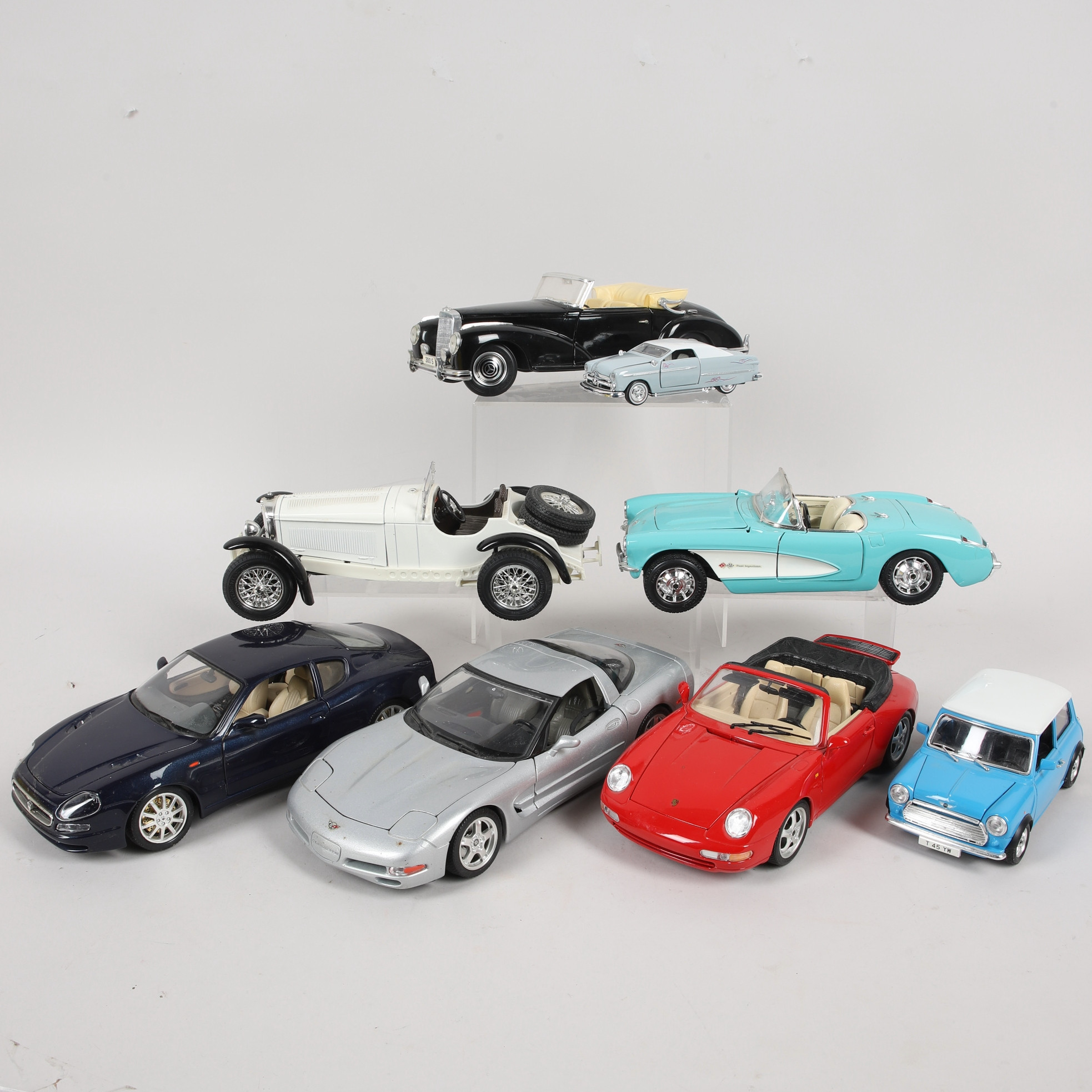MODELLBILAR, 8 st, plåt och plast, Bburago, Maisto och Tins´Toys, 1900-tal.