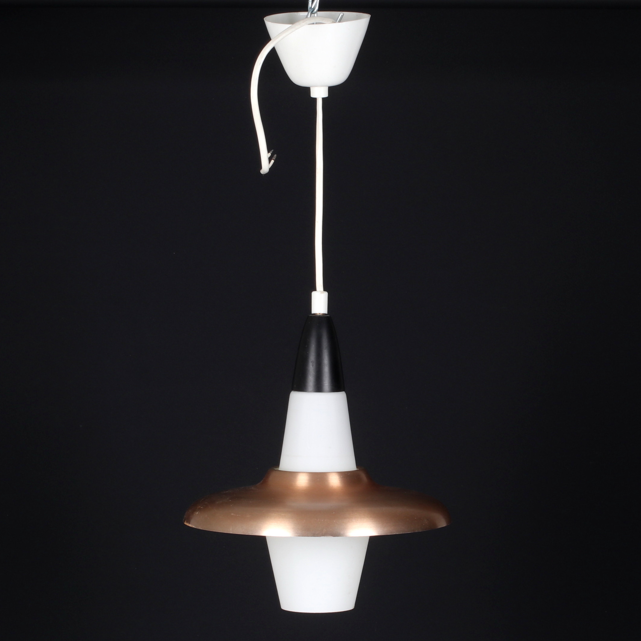 TAKLAMPA, glas med metallskärm, 1900-tal.