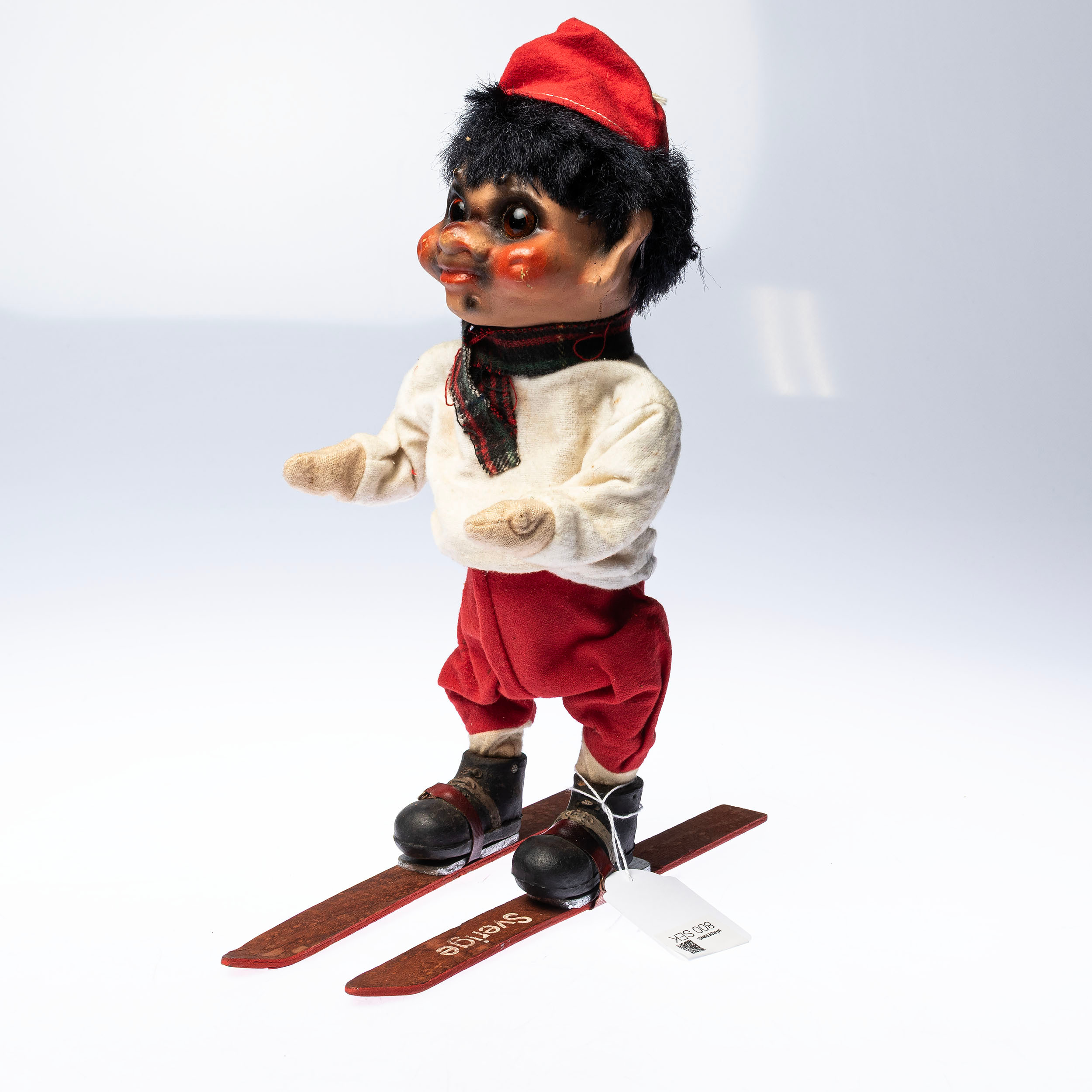 SKIDÅKANDE TROLL, daterad 1957.