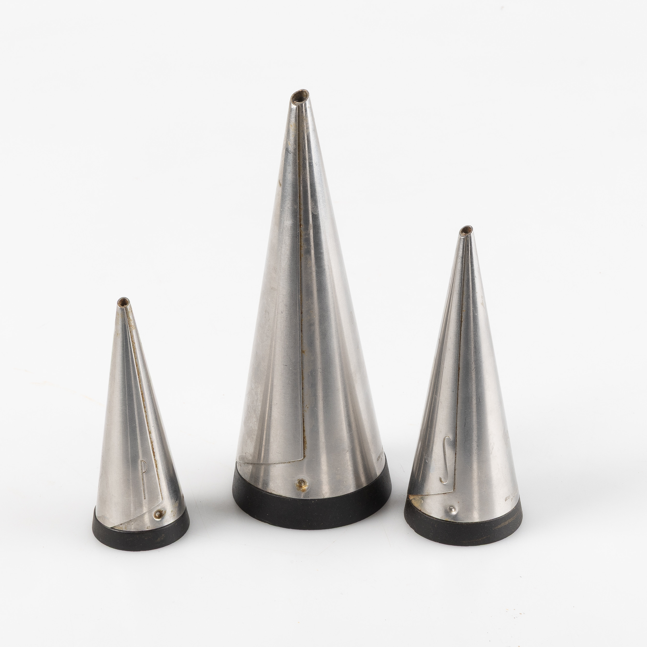 PIERRE FORSELL. Salt- peppar- och sockerströare, 3 delar, rostfritt, formgiven 1955, Gense.