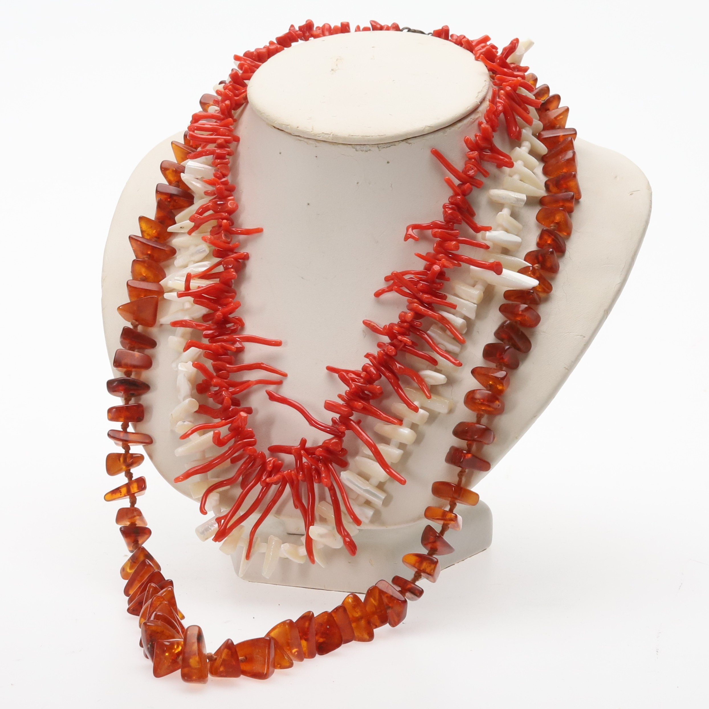 COLLIER. 3 st, Bärnsten och korall, 1900-tal.