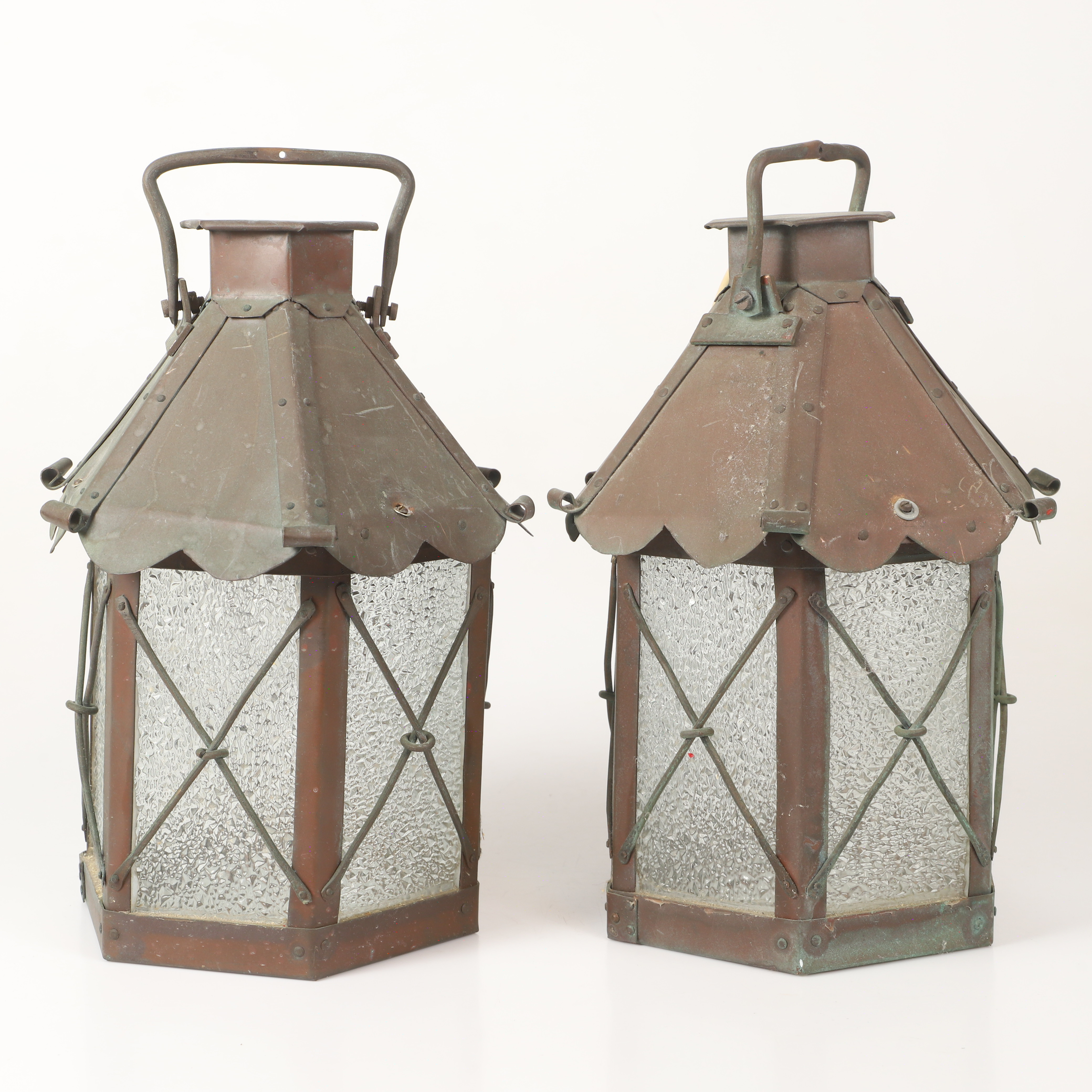 VÄGG-/UTEBELYSNING, 1 par, koppar/glas med fästen, 1900-tal.