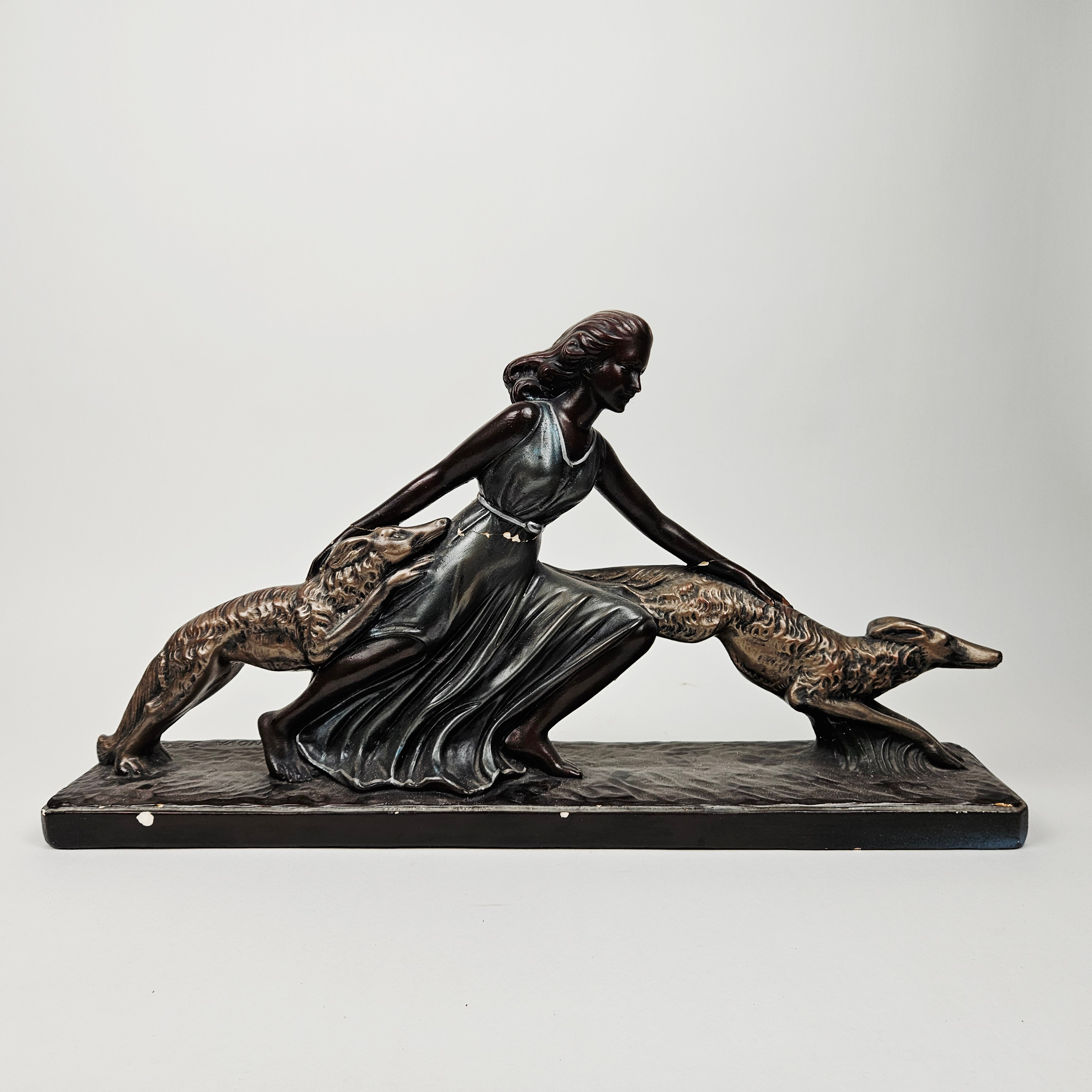 SKULPTUR, patinerad gips, kvinna med Borzoi, signerad i godset Arnova 270.