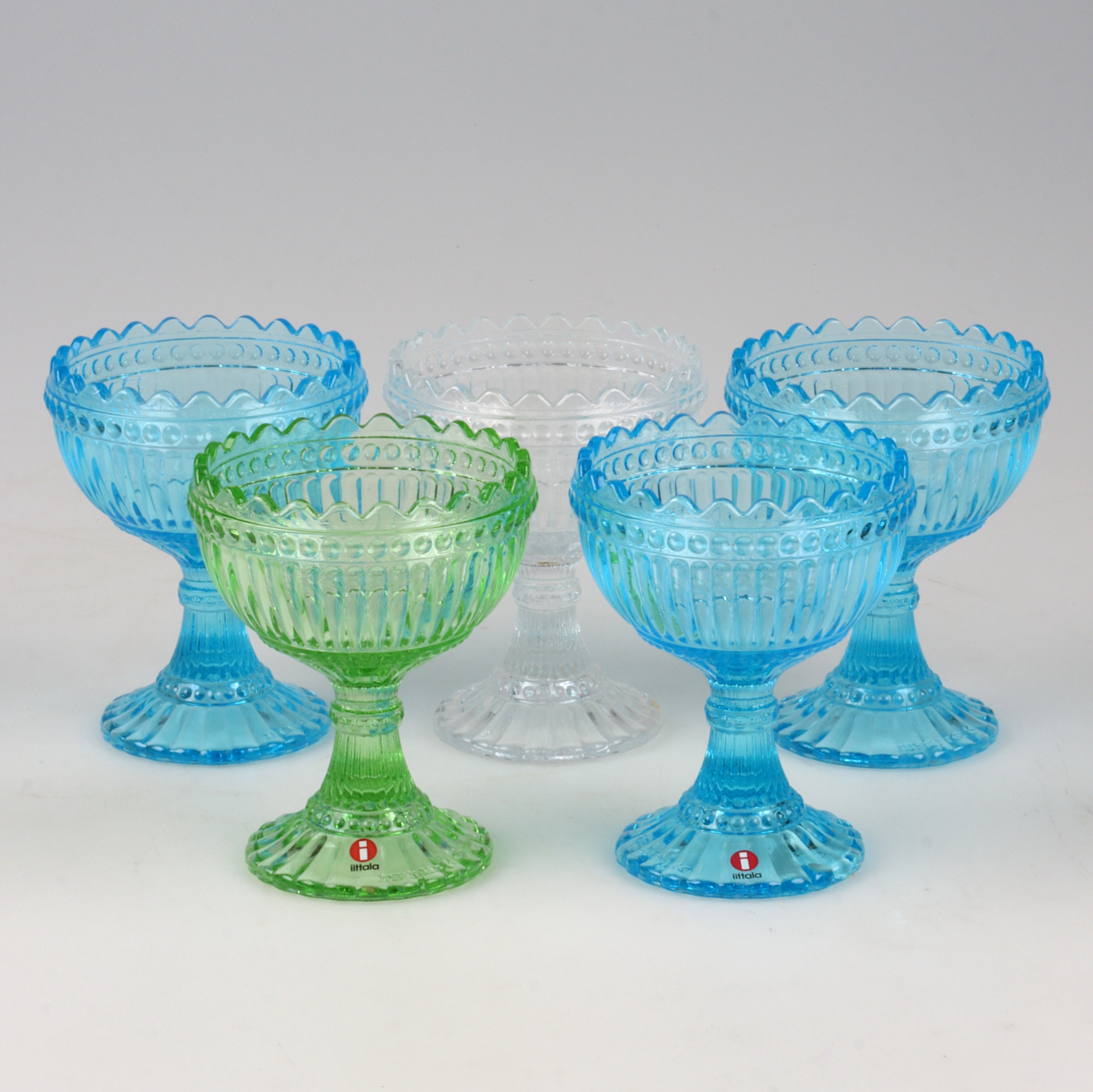 ARMI RATIA. Skålar på fot, 5 st, glas, "Mariskooli", Marimekko / Iittala, Finland.