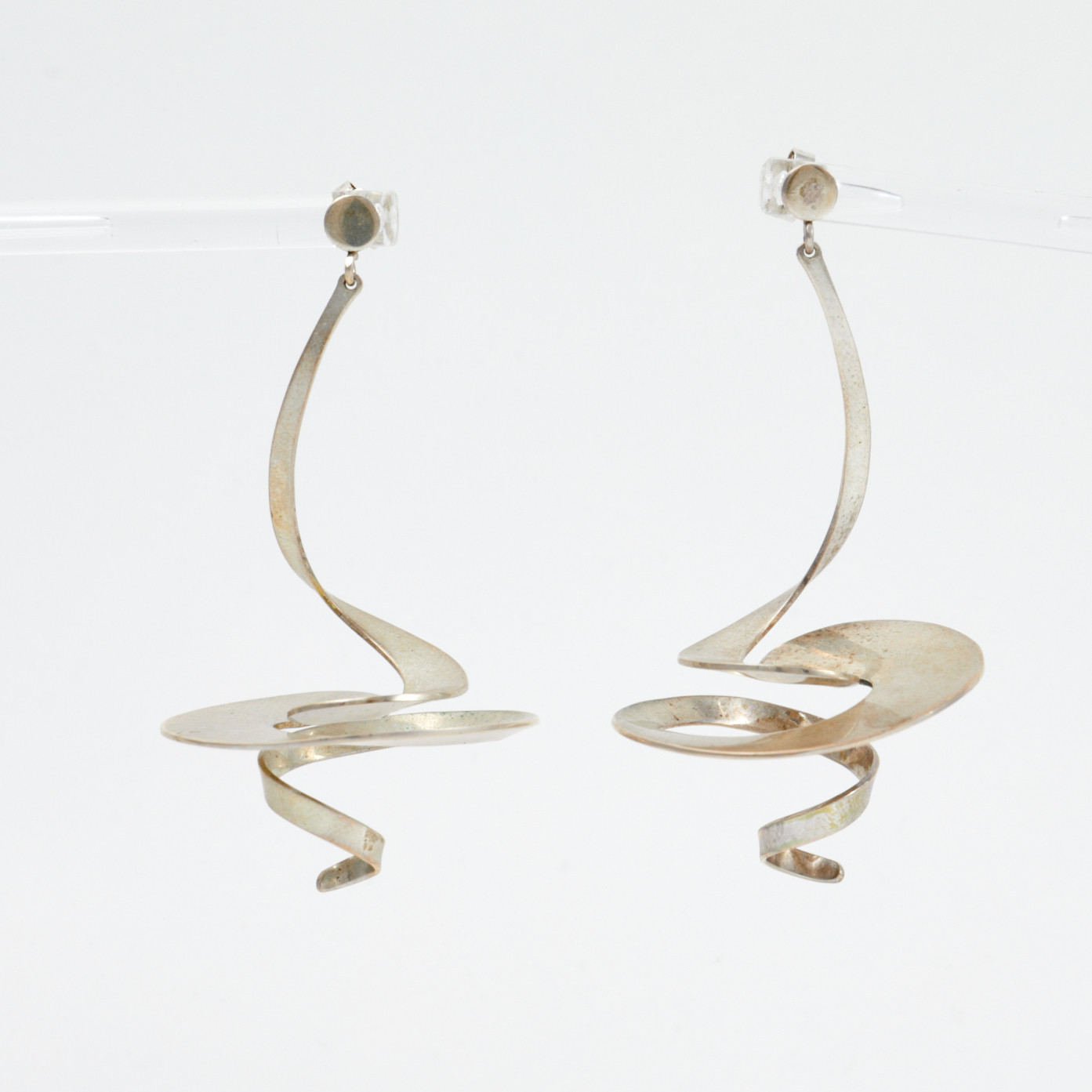 VIVIANNA TORUN BÜLOW-HÜBE. Örhängen, ett par, "Swirl", sterlingsilver, design no. 369, Georg Jensen, Danmark, med etui.