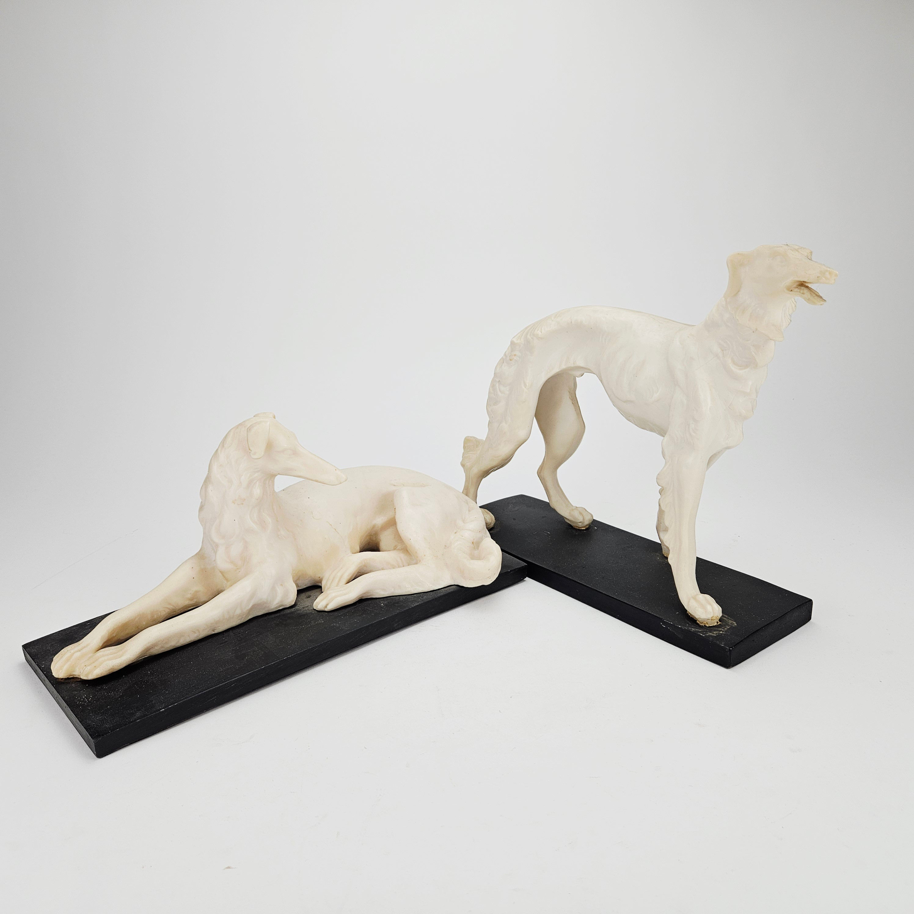SKULPTURER, 2 st, konstmassa, Borzoi, 1900-tal.