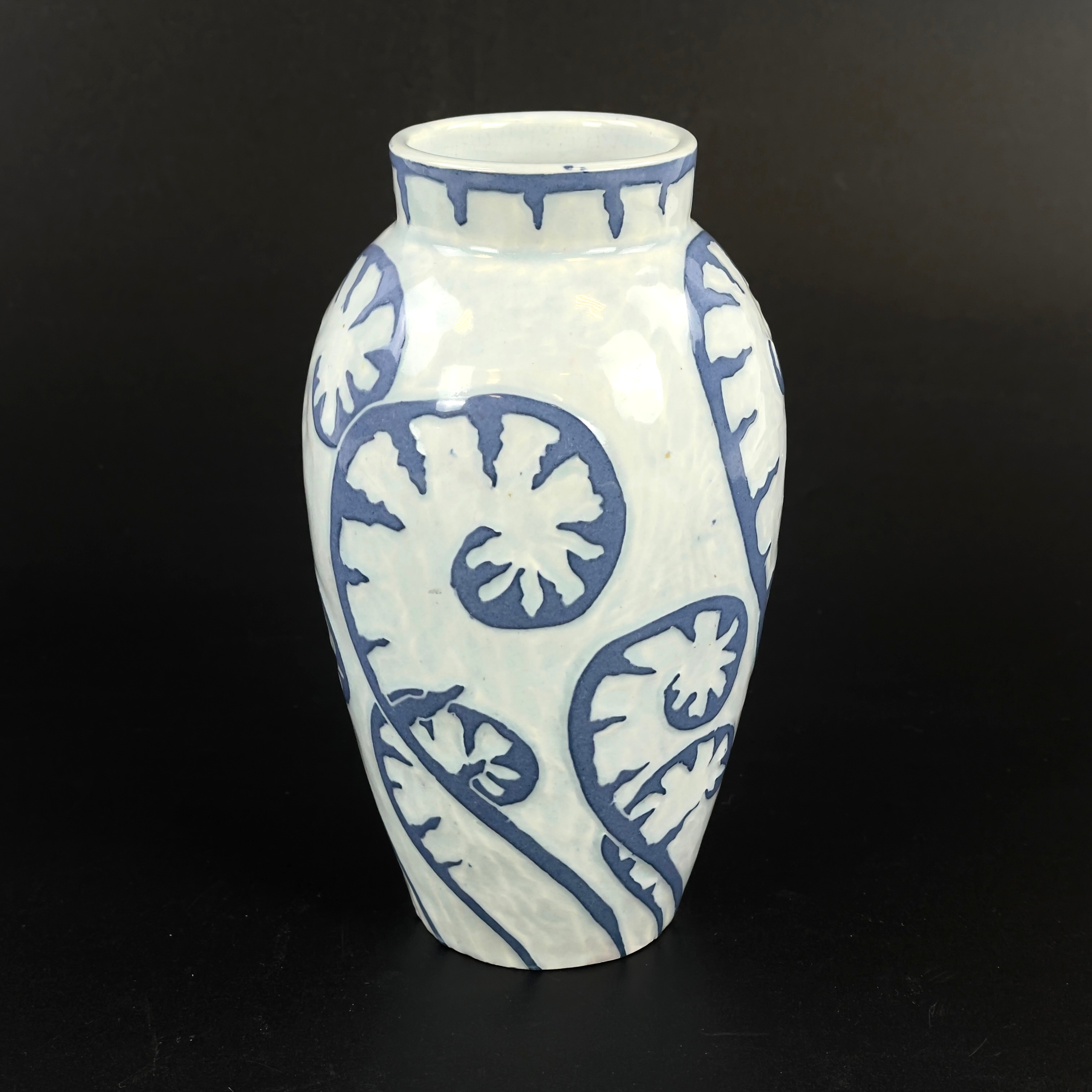 JOSEF EKBERG. Vas, "Sgrafitto", flintgods, Gustavsberg, signerad.