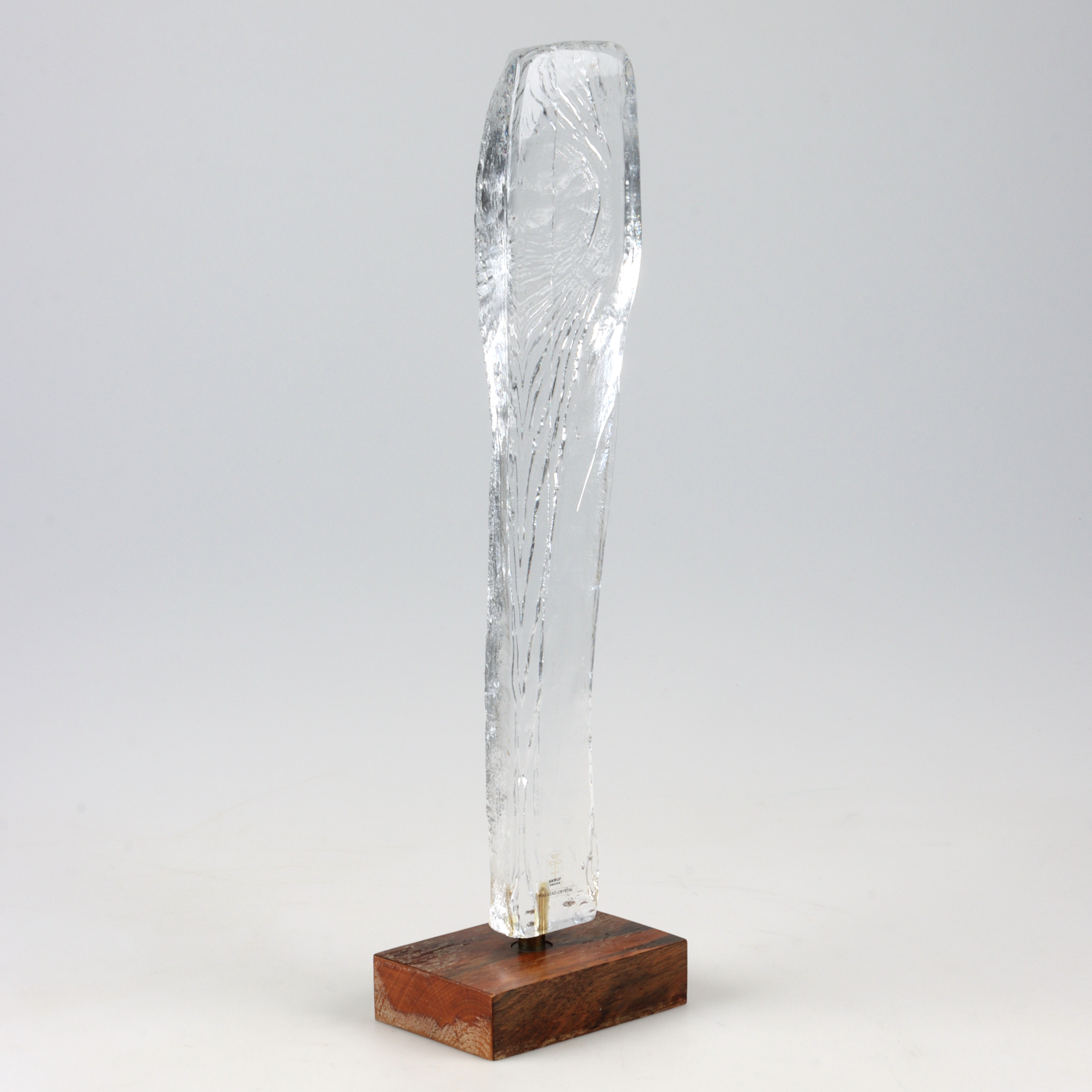 BENGT EDENFALK. Skulptur, glas, på träsockel, etikettmärkt, Skruf glasbruk, 1960-tal.