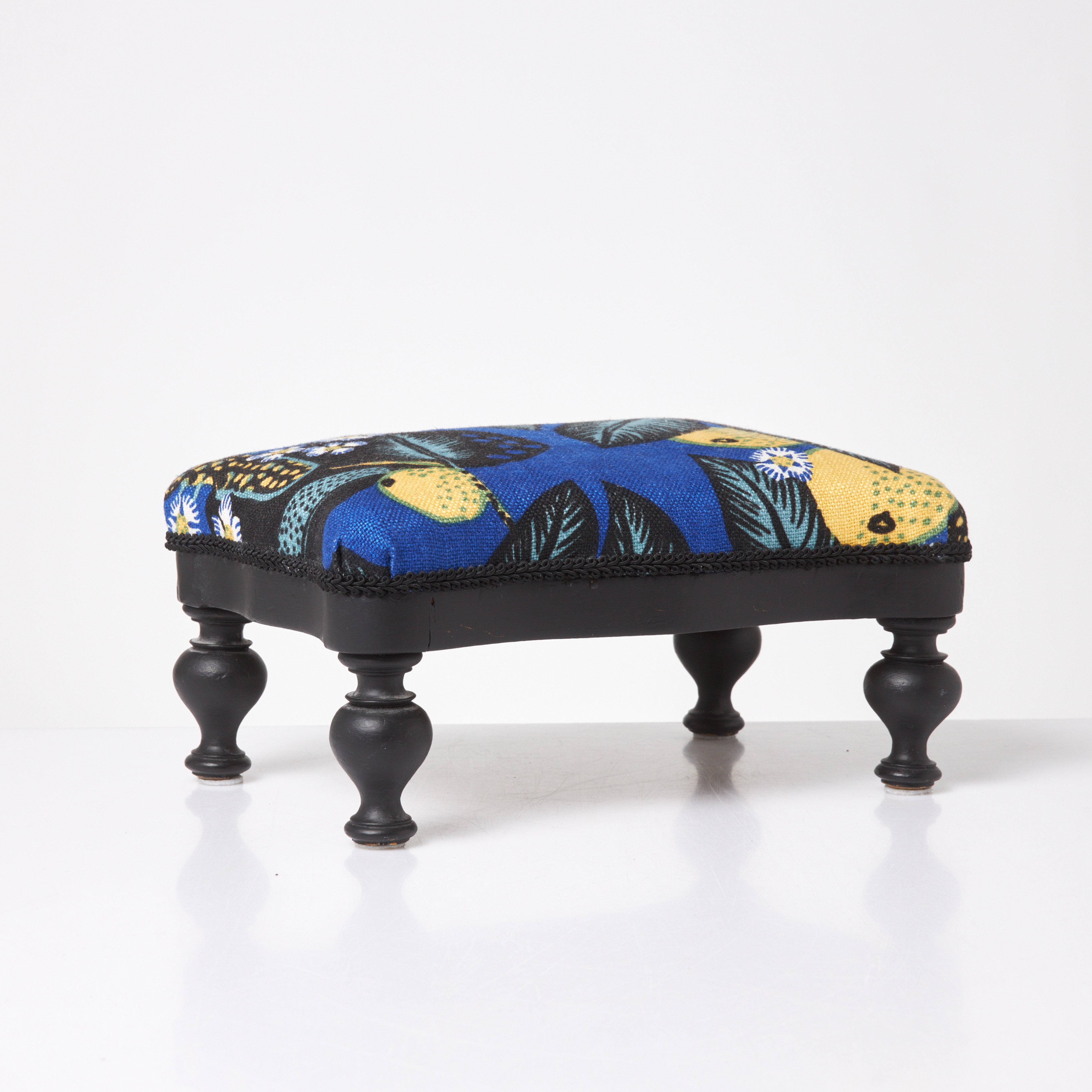 FOTPALL. 1800 talets slut, senare omklädd textil Josef Frank Notturno.
