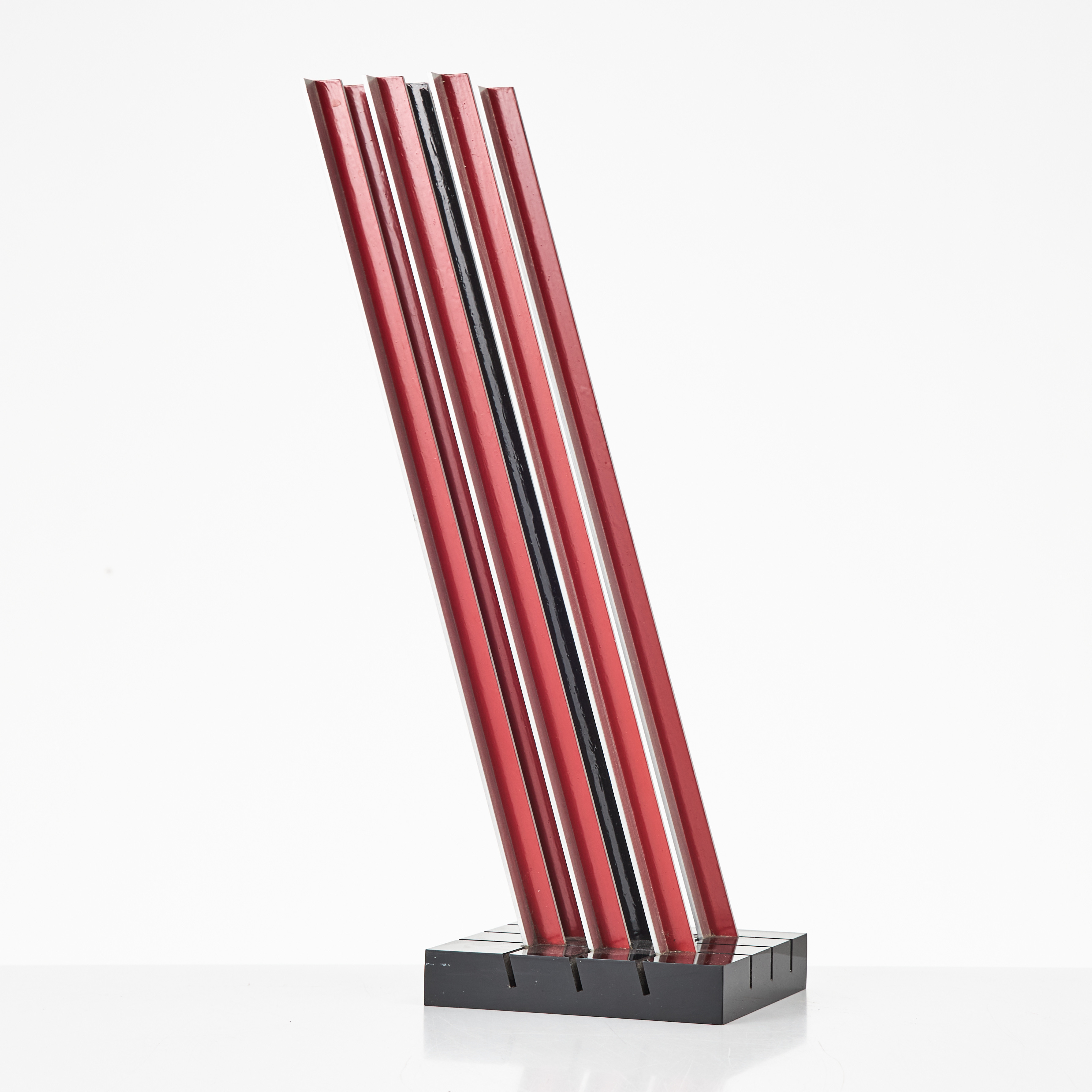 LARS ERIK FALK. (1922-2018). "Modul skulptur i färg B 14", skulptur, aluminiumprofiler på svart sockel, signerad, 1990.