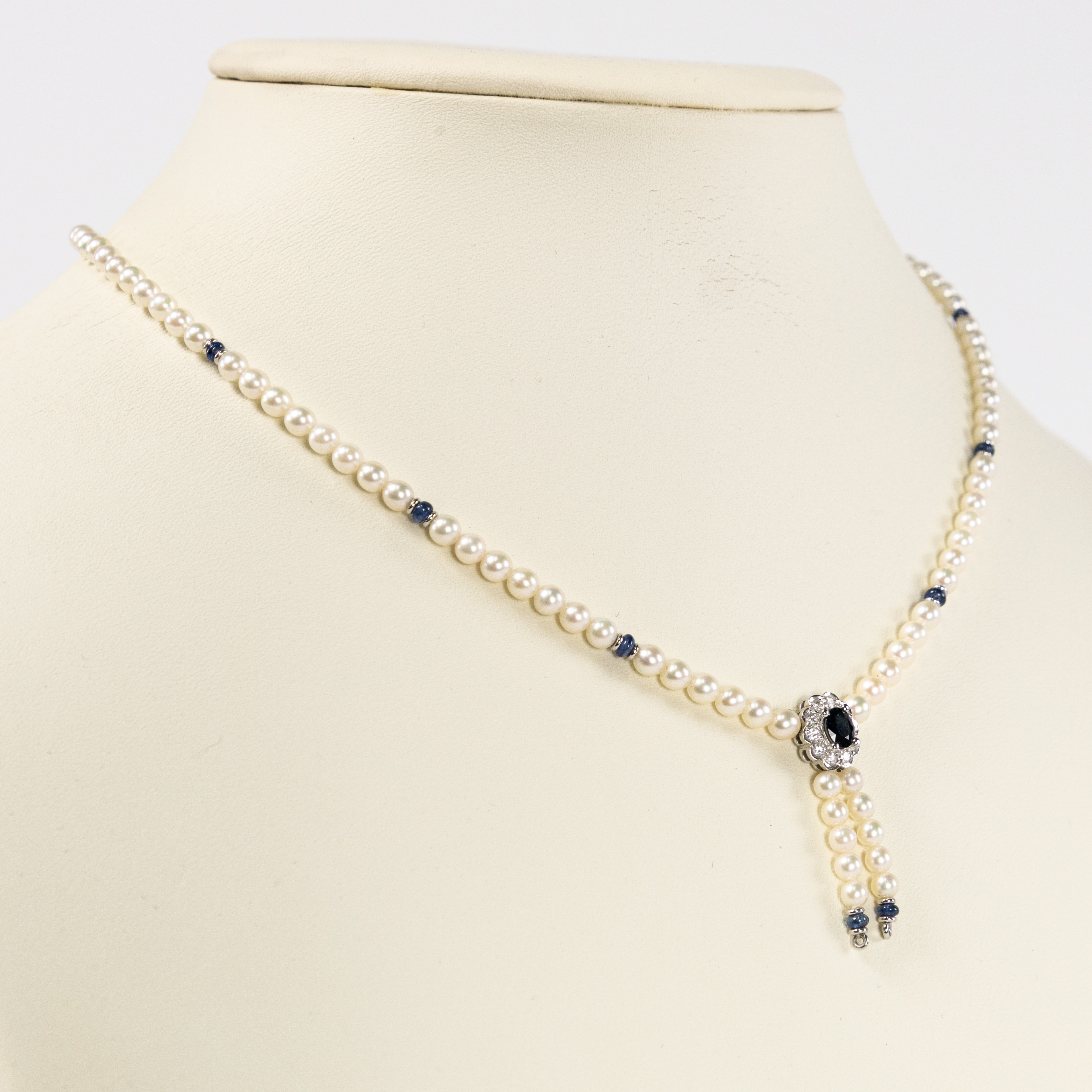 PÄRLCOLLIER. Hänge i 18k vitguld med briljanter.