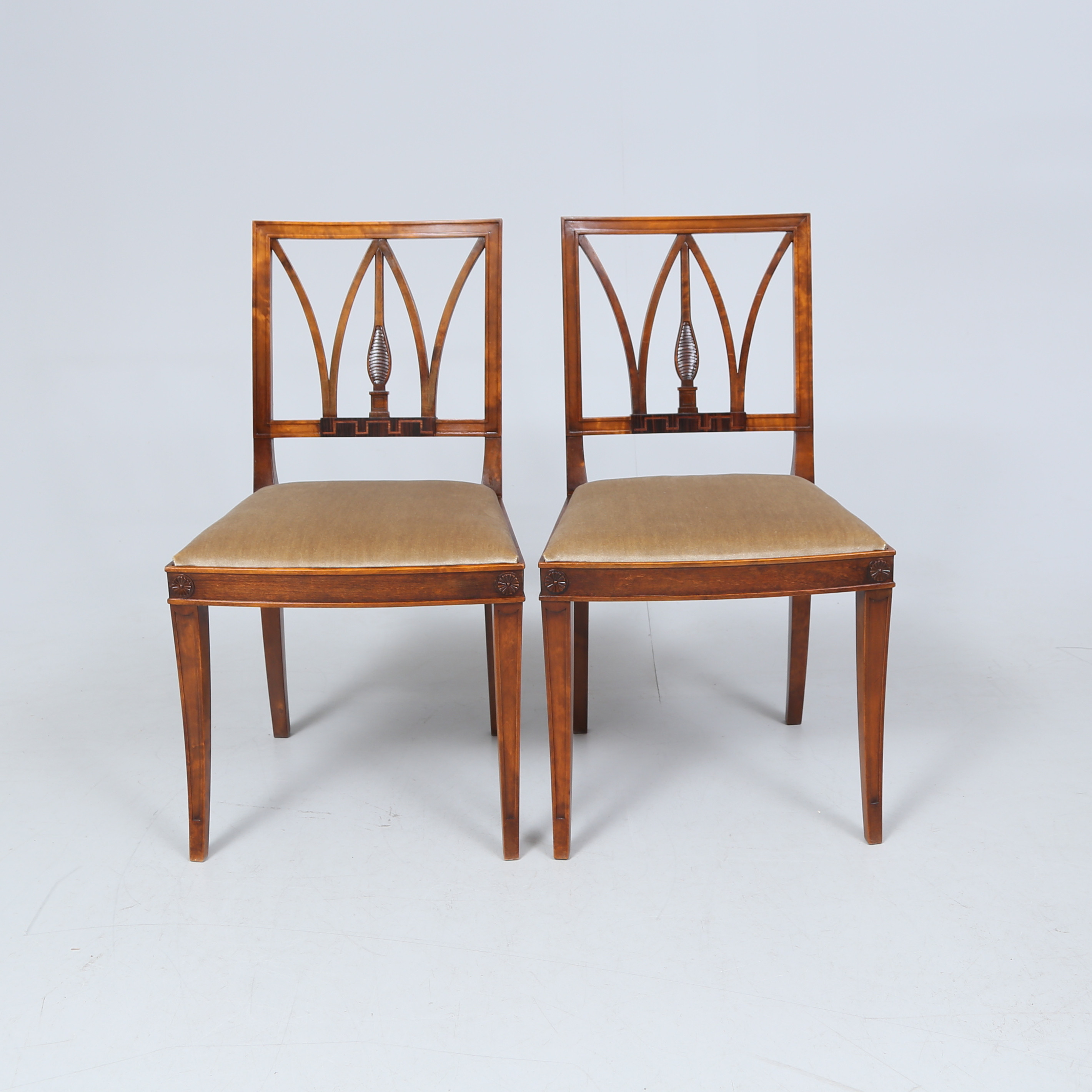 STOLAR, ett par, Swedish Grace, troligen Seffle Möbelfabrik, 1920/30-tal.