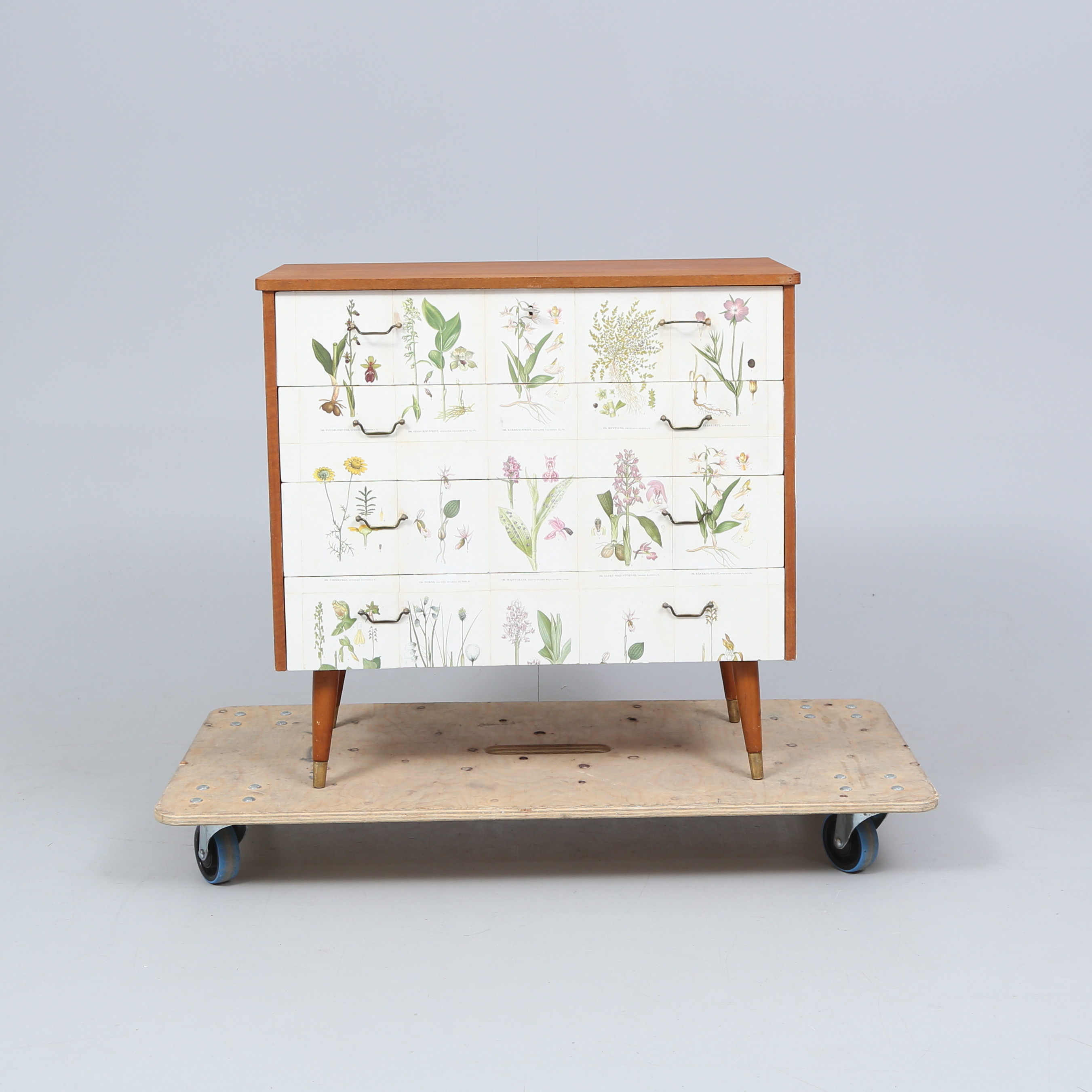 BYRÅ, teak, klädd i "Nordens flora", 1900-talets mitt.