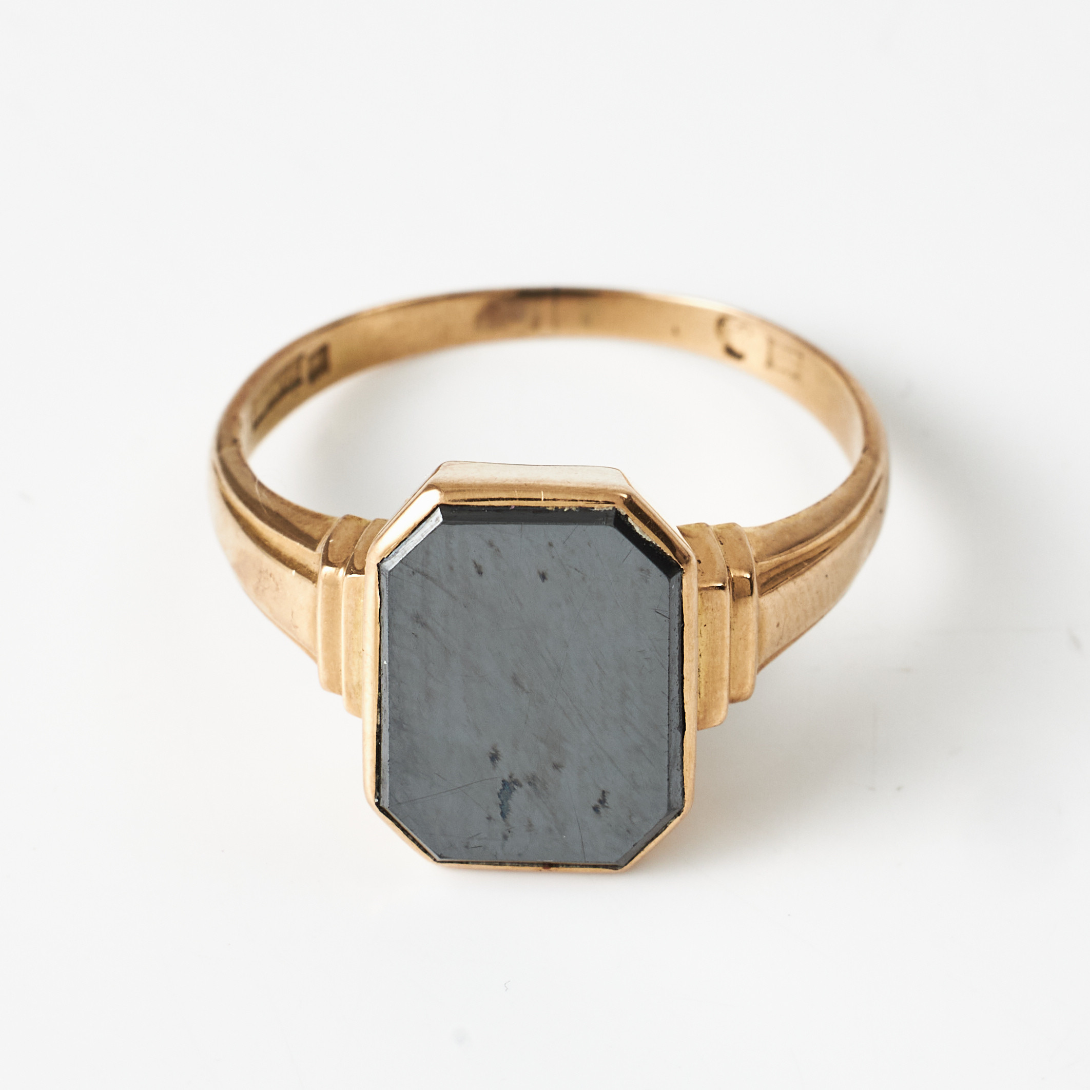 KLACKRING, 18 k guld, oktagonal hematit, Gustaf Dahlgren & Co, Malmö troligen 1940-tal (ej läsbart årsindex).