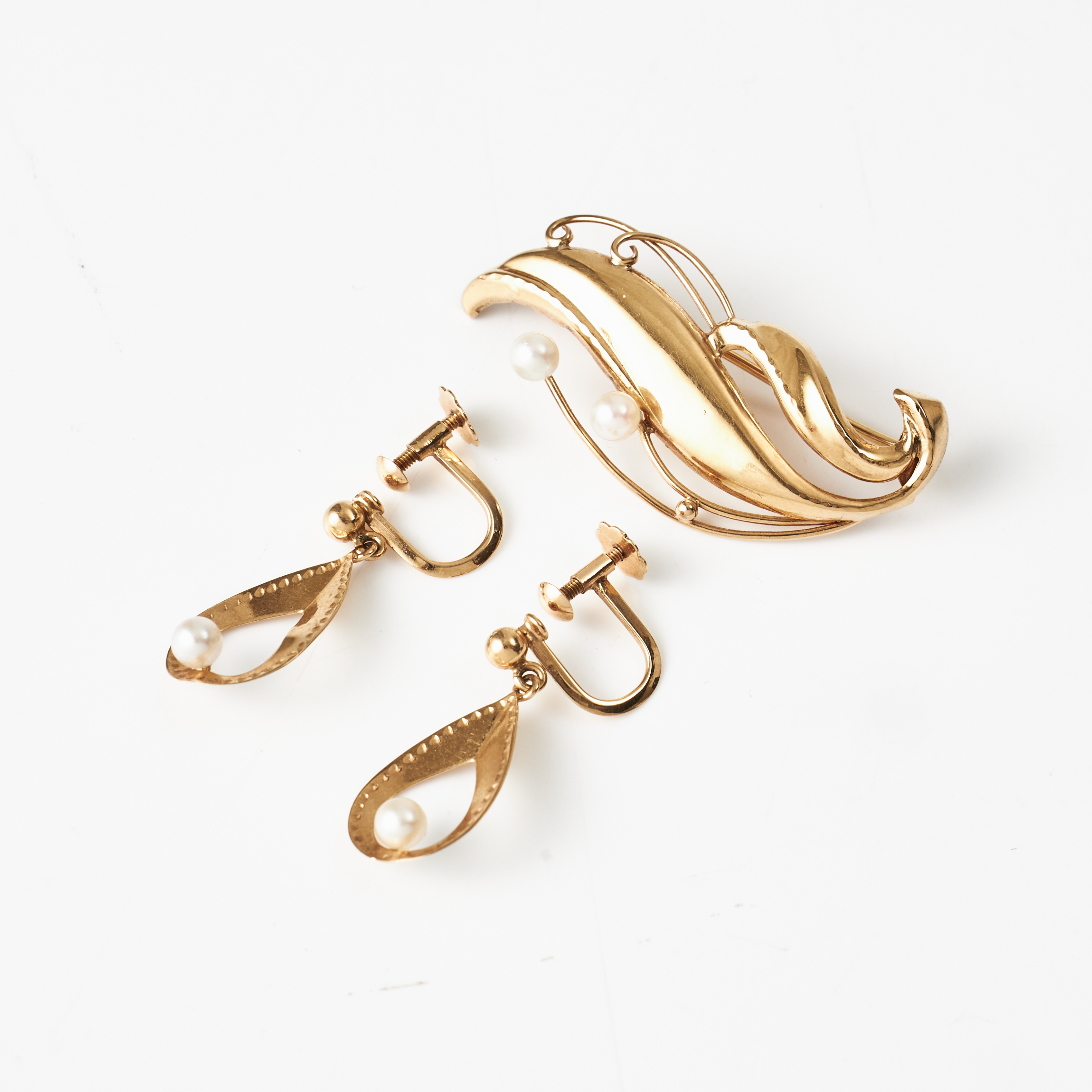 BROSCH, ÖRHÄNGEN, 1 par, 18 k guld, dekor med odlade saltvattenspärlor, Stockholm 1954 resp. 1956.