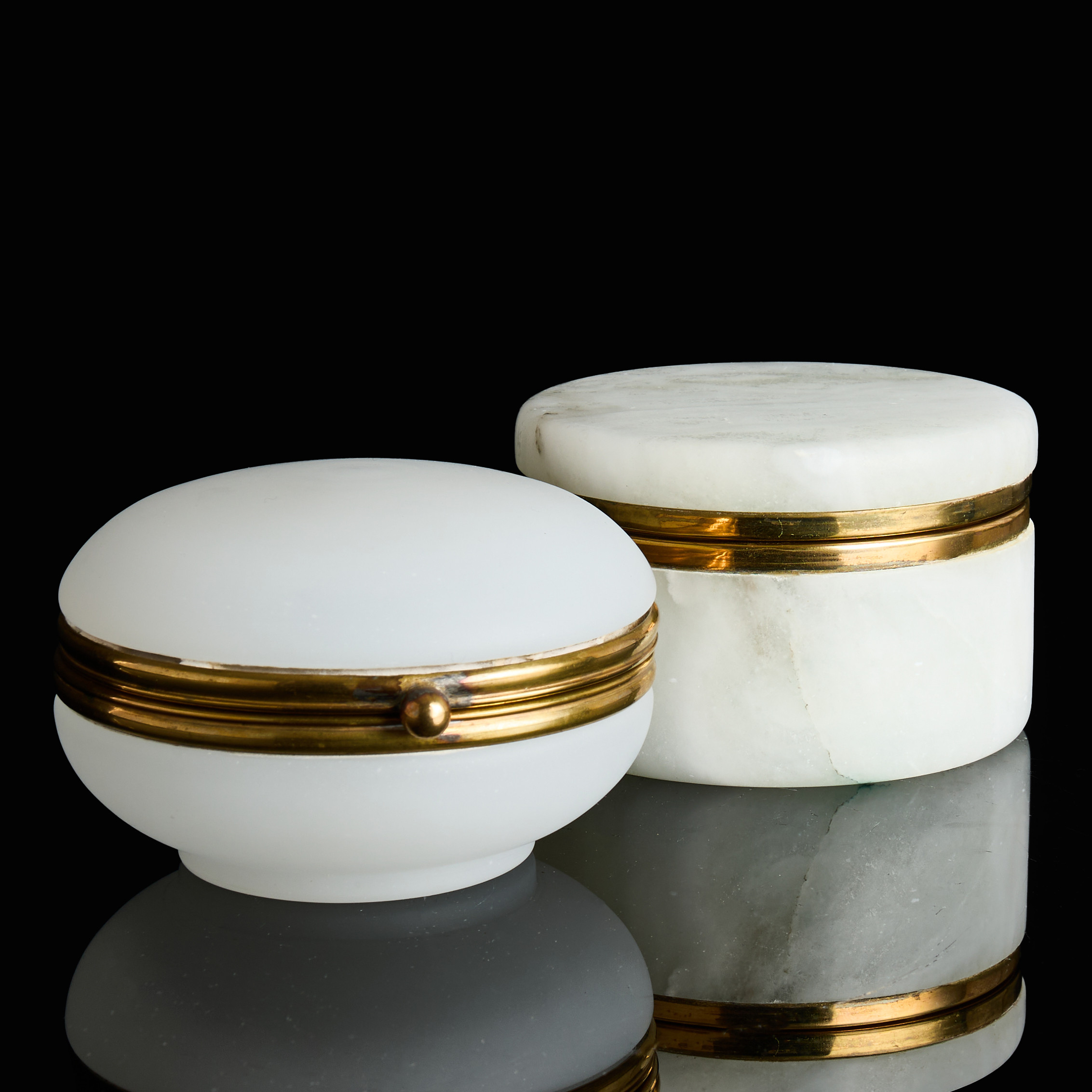 ASKAR, 2 st, Italien, 1900-tal, alabaster samt glas, infattningar i mässing.