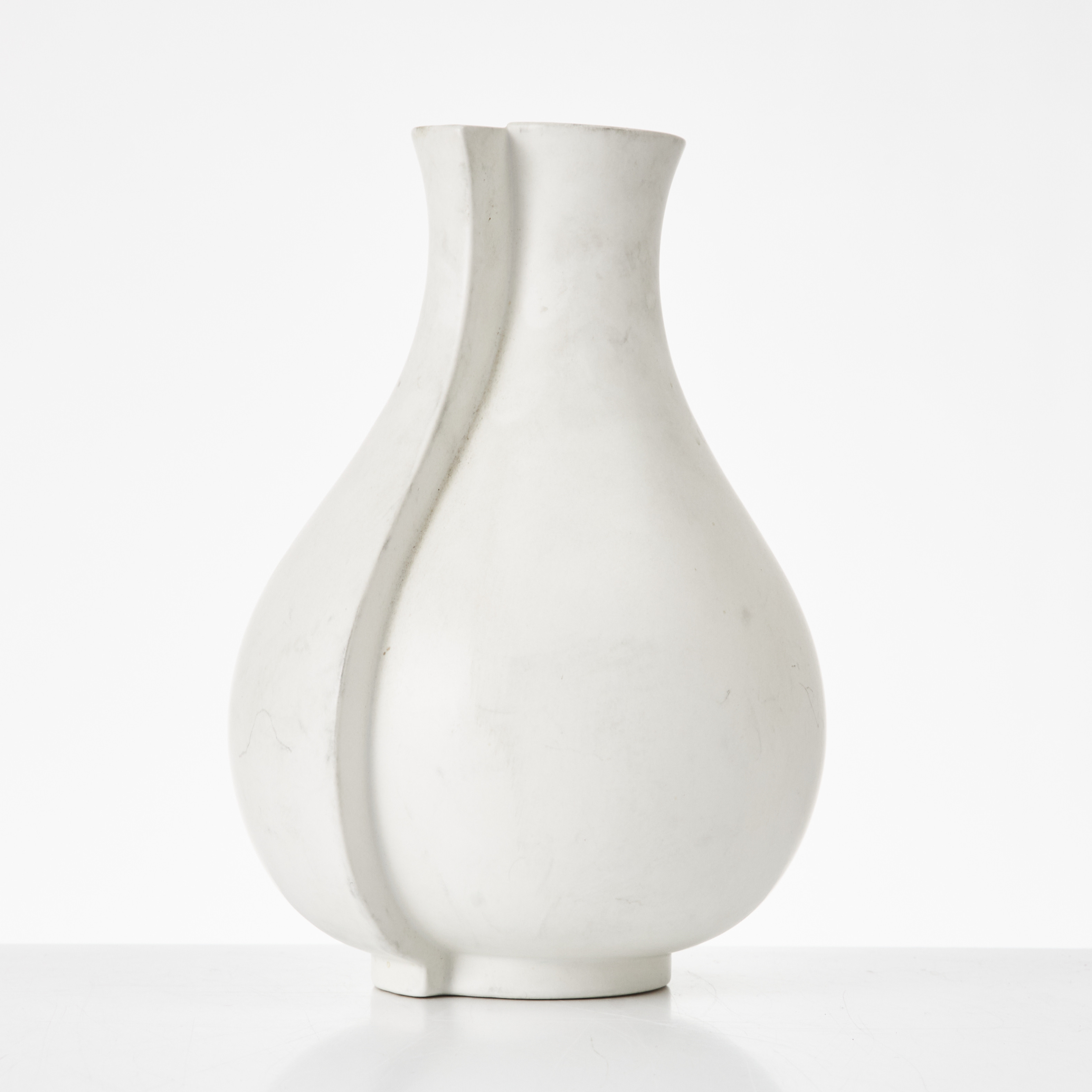 WILHELM KÅGE. Vas "Surrea" Gustavsberg, märkt med Gustavsbergs studiohand.