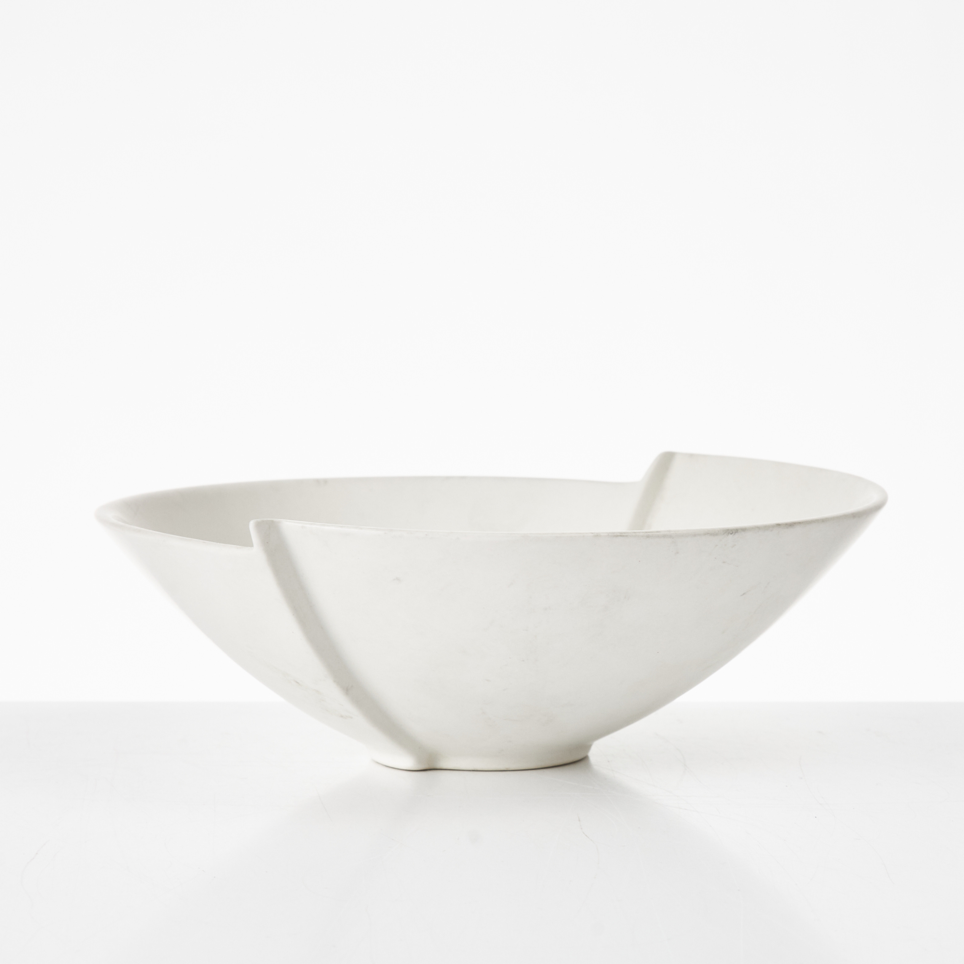 WILHELM KÅGE. Skål "Surrea" märkt med Gustavsbergs studiohand.
