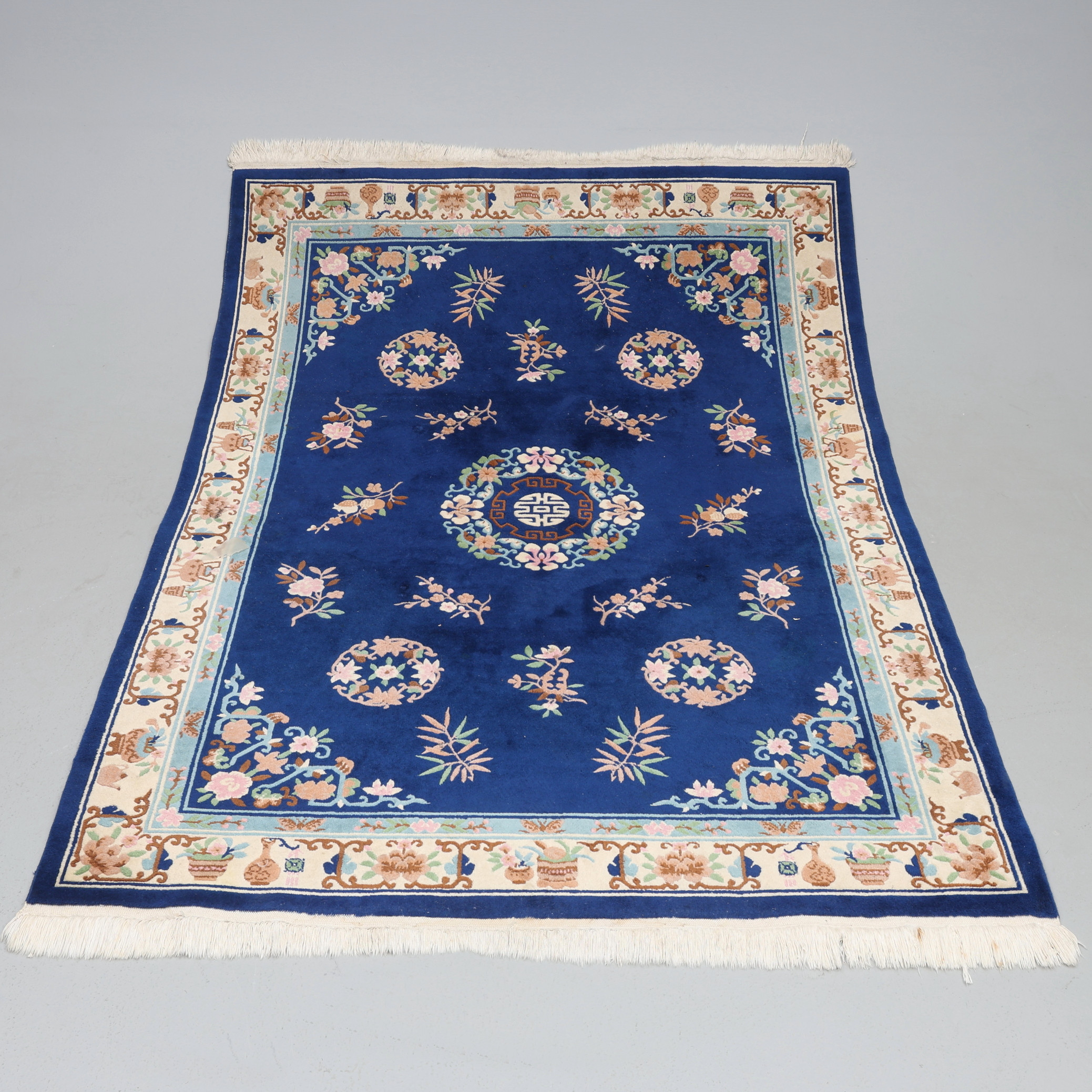 MATTA, Kina, 1900-tal, ca. 250 x 170 cm.